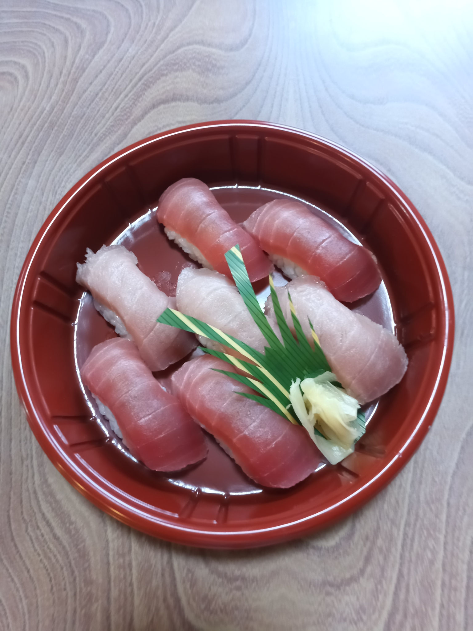 まぐろ2色にぎり　2,500円