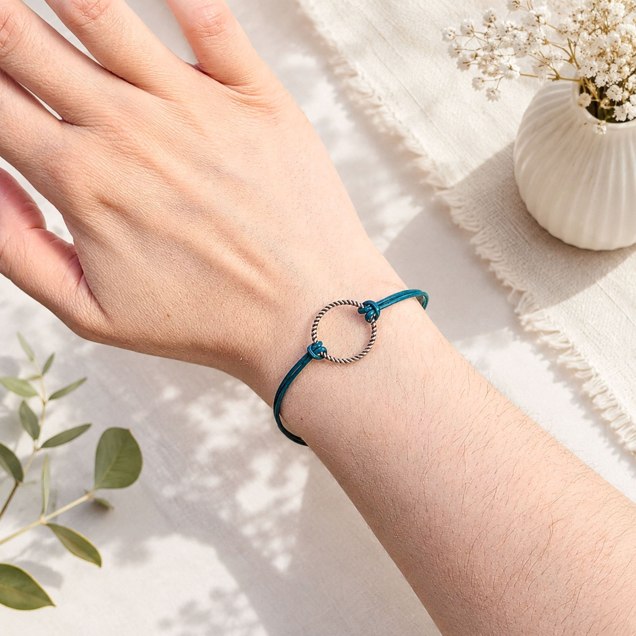 Tragefoto eines grünen Lederarmbands mit silbernem Ringelement am Handgelenk – handgefertigter Damenschmuck