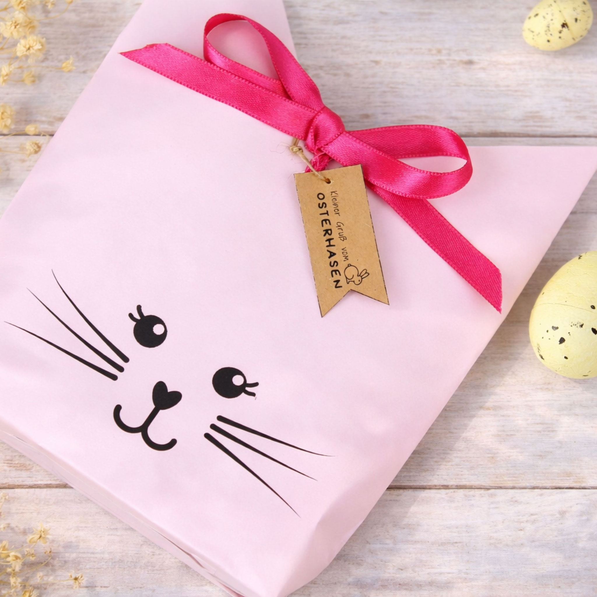 DIY-Osterhasen-Geschenktüte mit Grußanhänger als kreative Verpackungsidee für kleine Ostergeschenke.