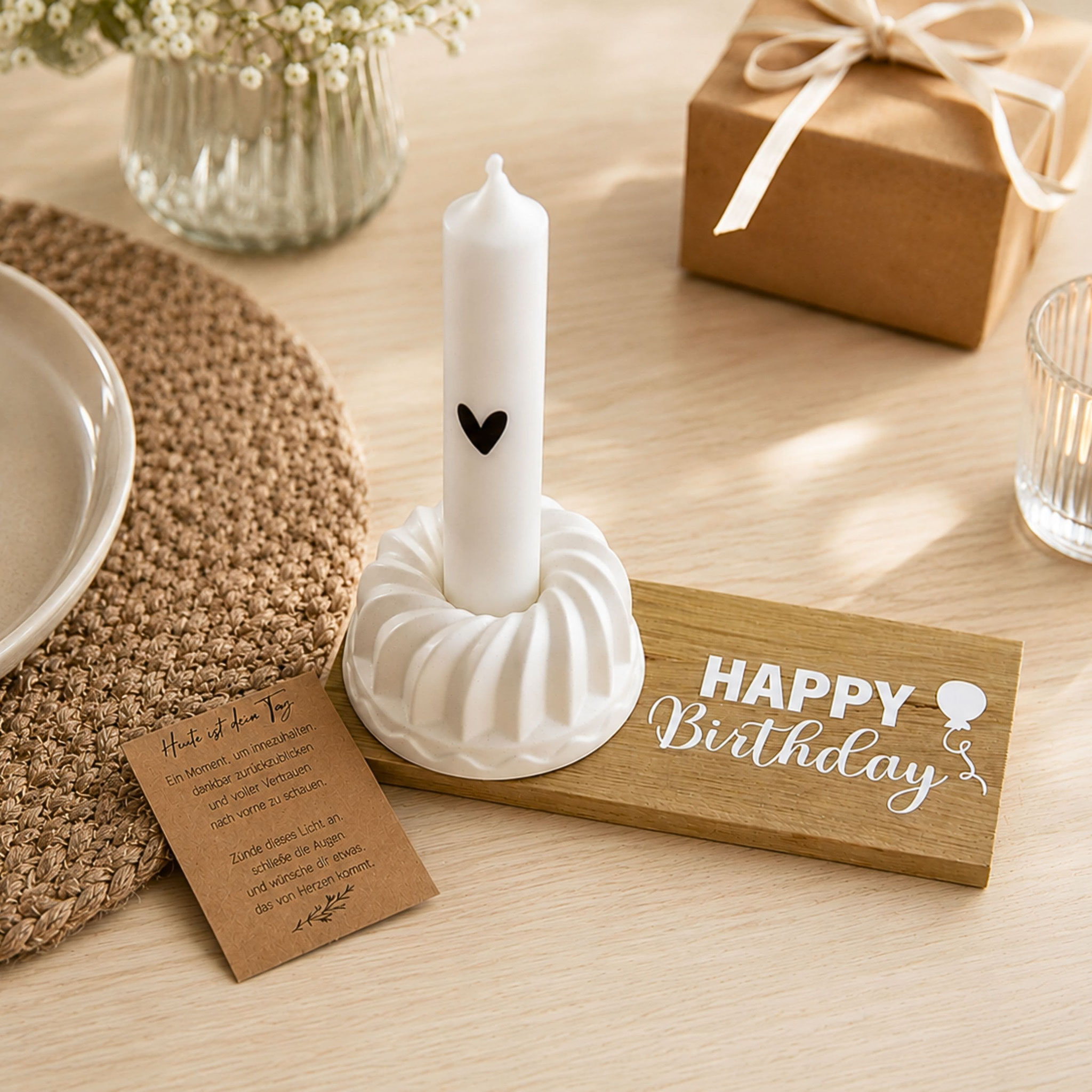 Geburtstagsset mit Kerze, Holzschild „HAPPY Birthday“, Karte und Deko.