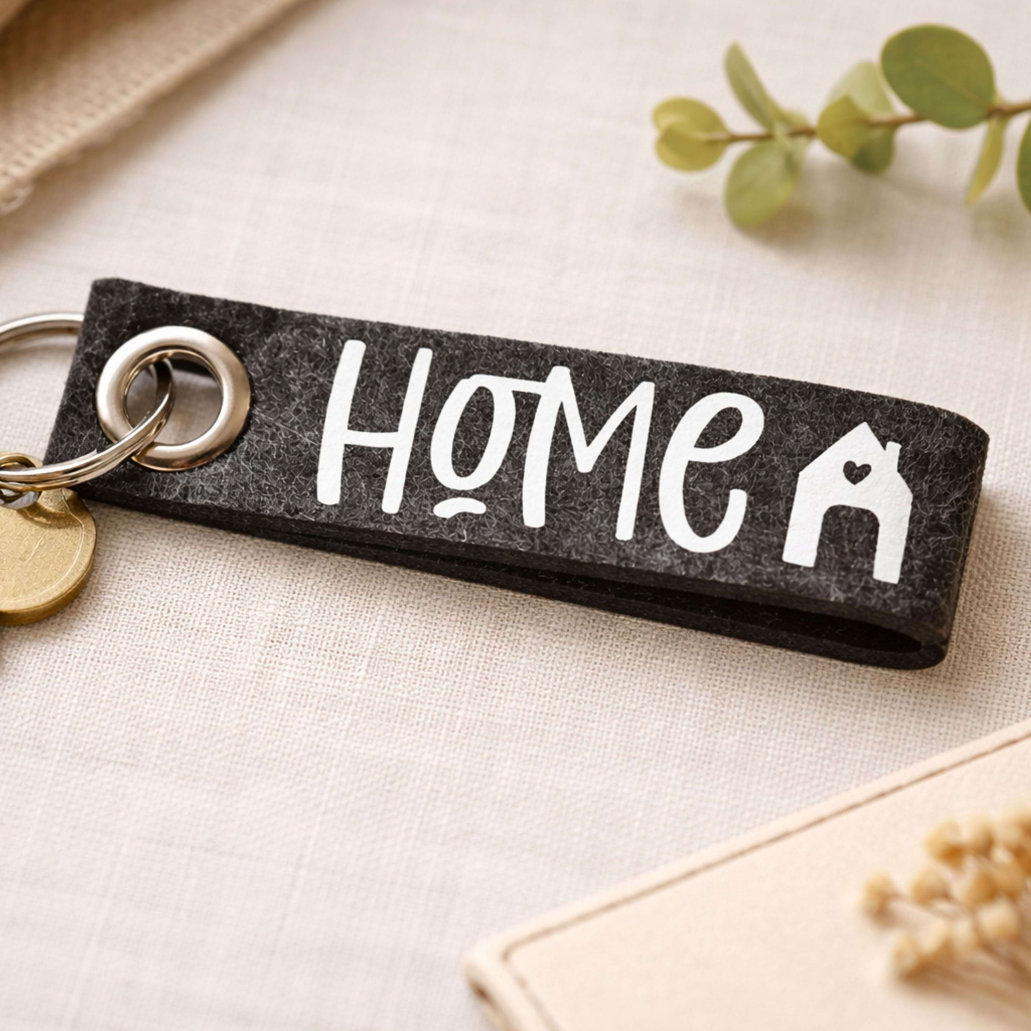Schlüsselanhänger aus Filz mit „HOME“-Print und Herzhaus-Symbol – liebevolles Geschenk zum Einzug oder Umzug.