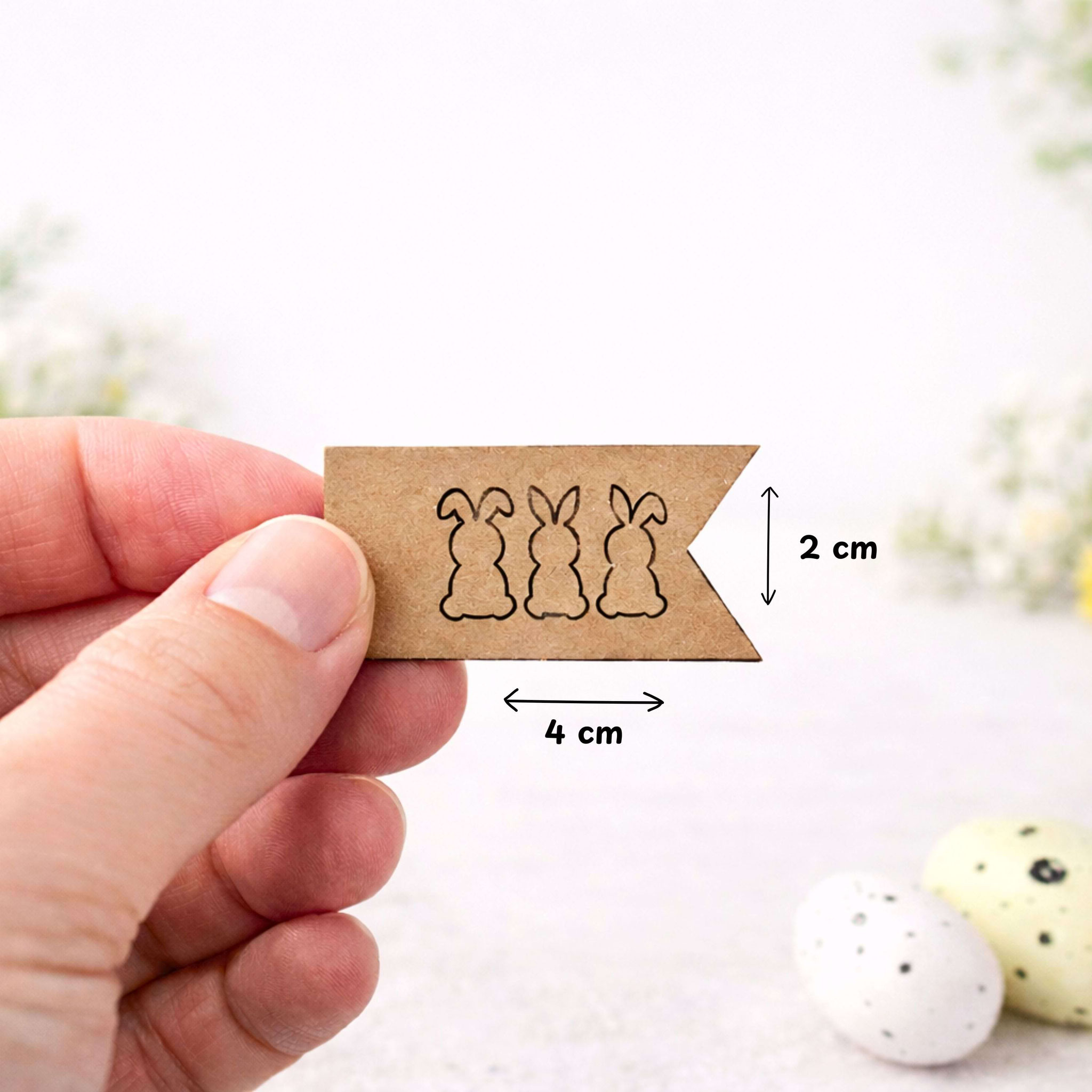 Oster-Minianhänger aus Kraftpapier mit drei Hasensilhouetten, ideal als DIY-Deko oder Geschenkanhänger für Ostern.