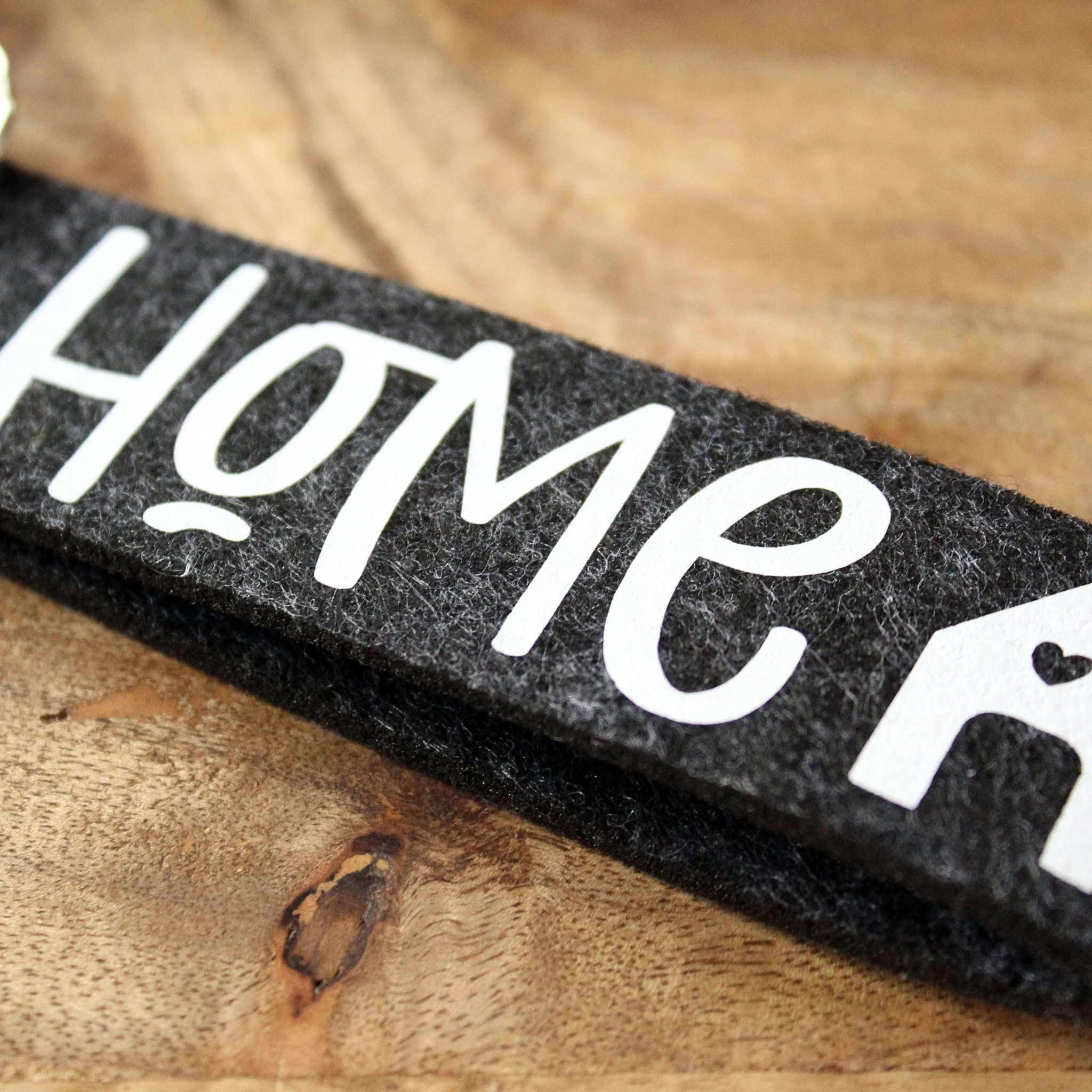 Schlüsselanhänger aus Filz mit „HOME“-Schriftzug und Herzhaus-Symbol – liebevoller Akzent für ein gemütliches Zuhause.