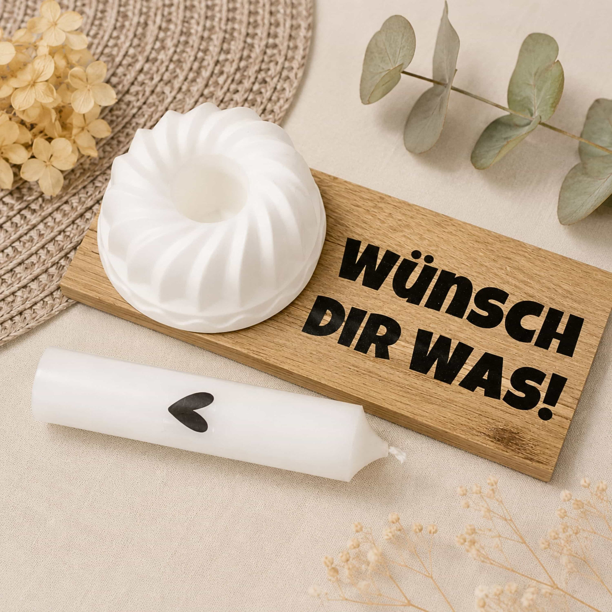 Holzbrett „Wünsch dir was“ mit Kerze, Kerzenhalter und Trockenblumen.