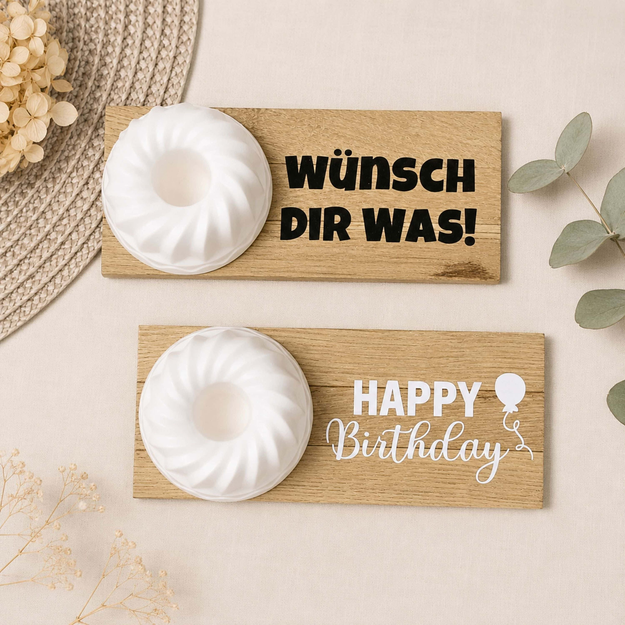 Zwei Holzbrett‑Deko „Wünsch dir was“ und „HAPPY Birthday“ mit Kerzenhalter und Trockenblumen – handmade Geschenkideen.