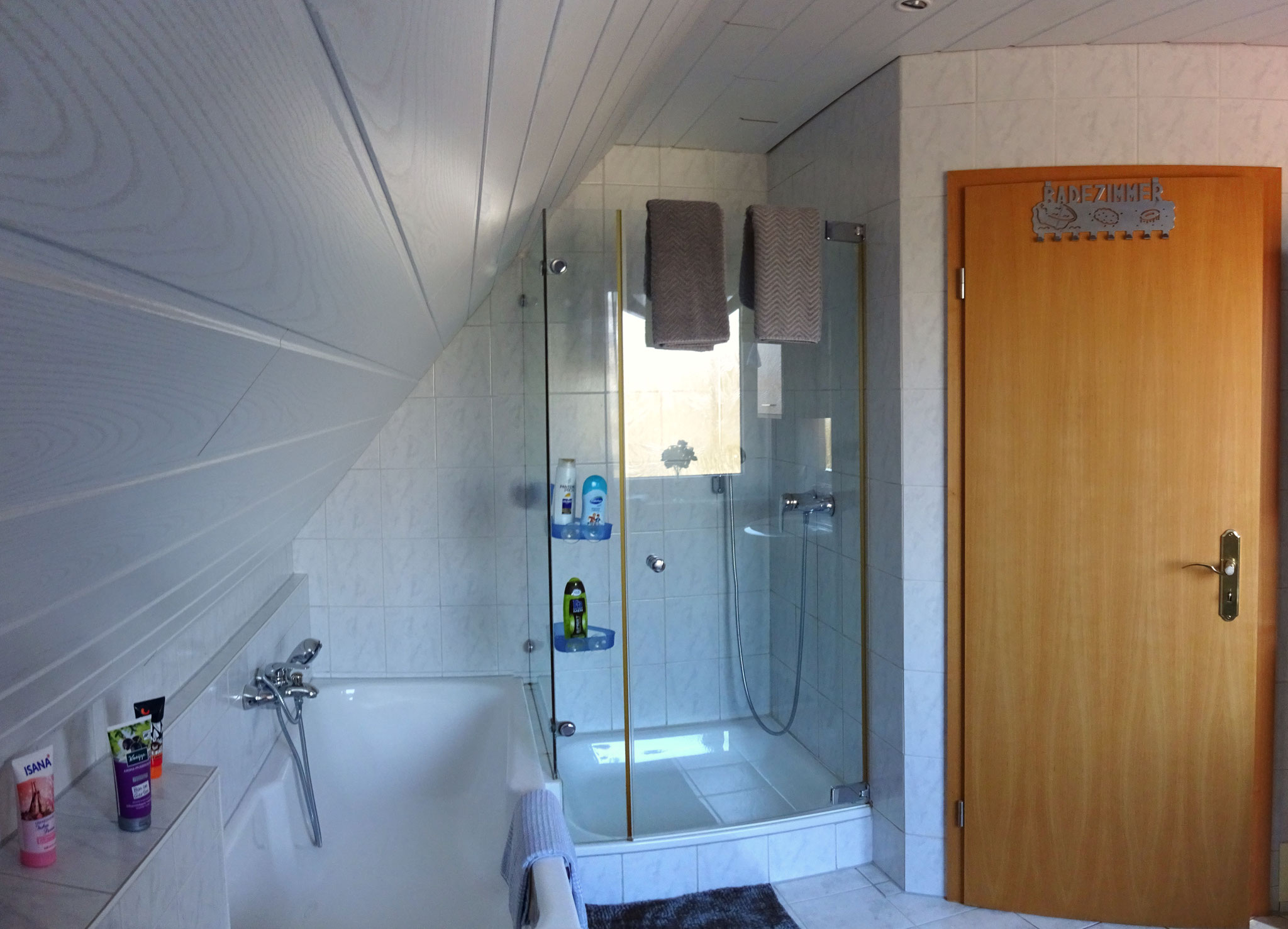 OG Badezimmer mit Dusche & Wanne 