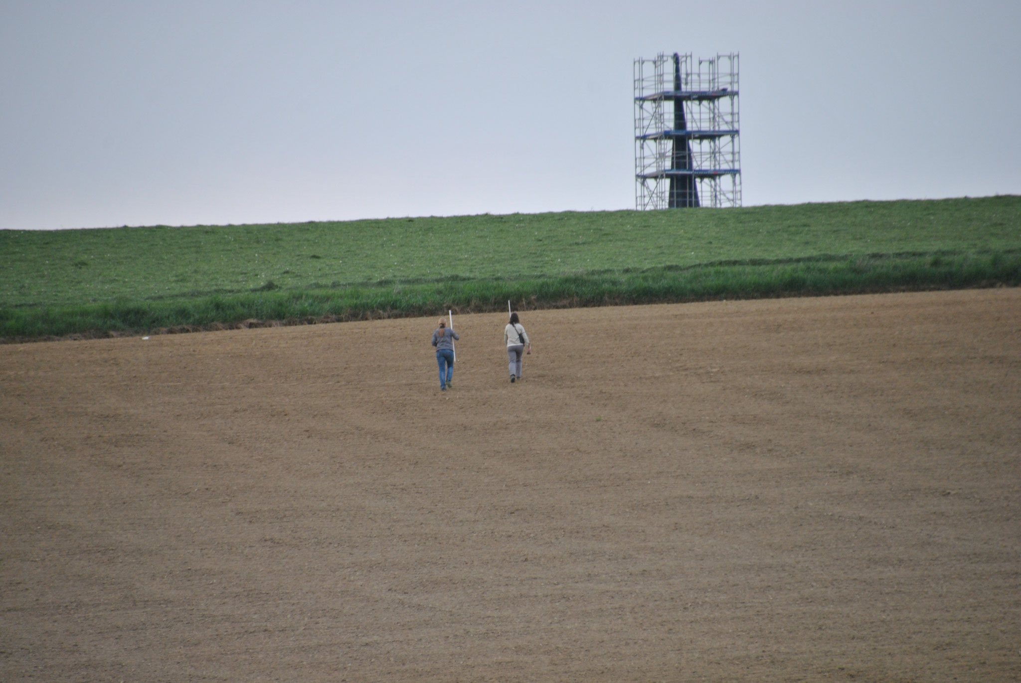 Elisabeth Herold und Daniela Kiermeier beim Suchen des Nests © Ingrid Schubert