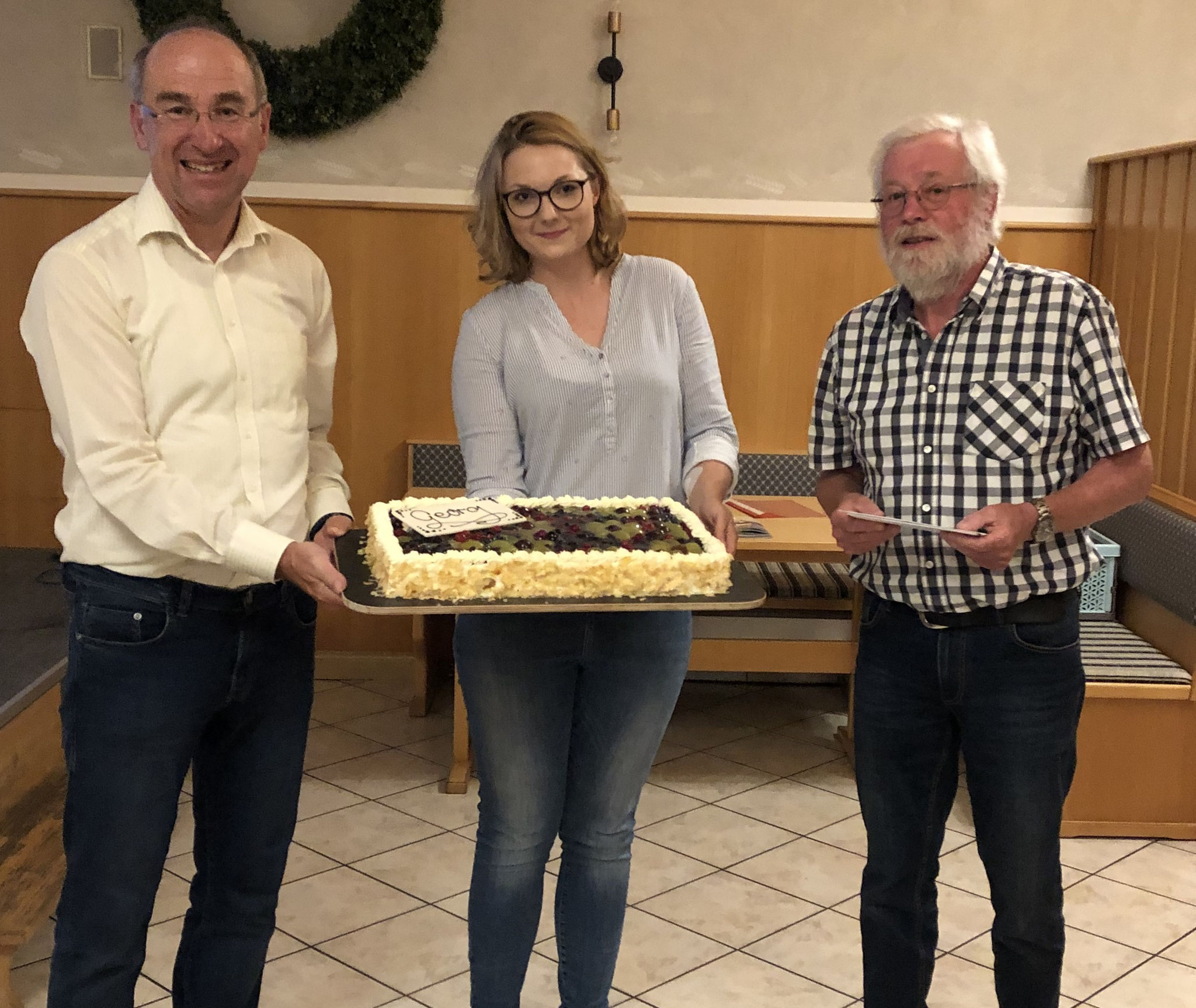 Übergabe der Obsttorte © S. Meling