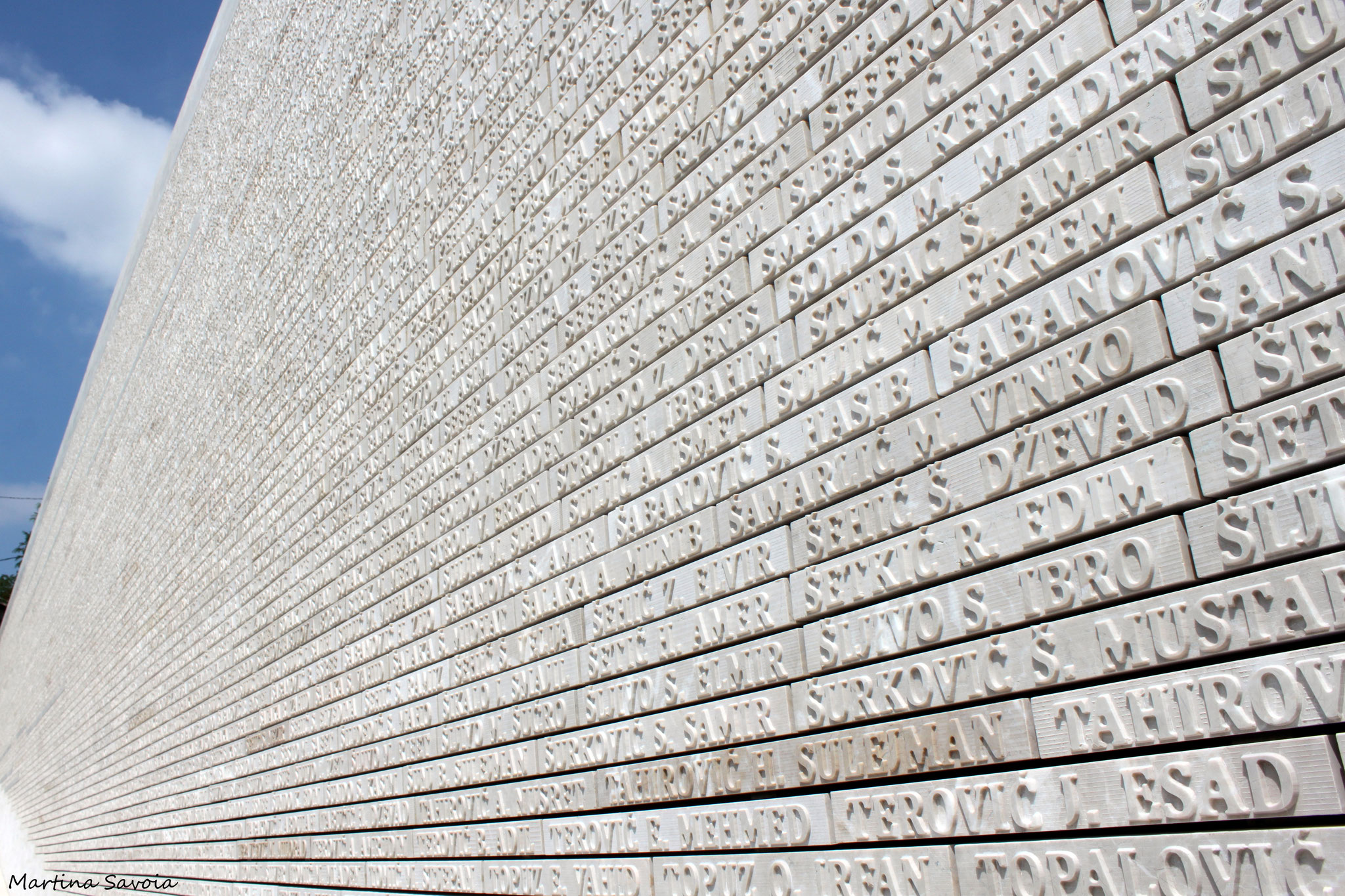 I nomi di vittime della guerra riportati su un muro