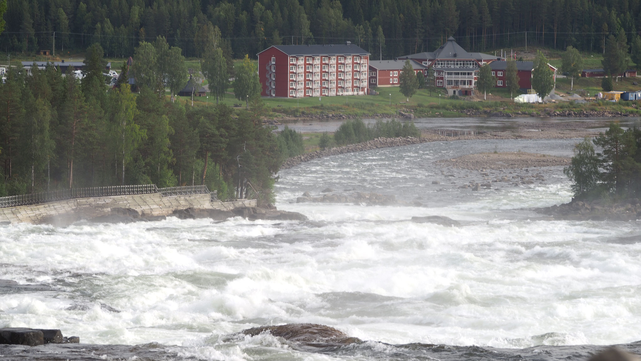 Blick vom Storforsen zum Hotel/Campingplatz