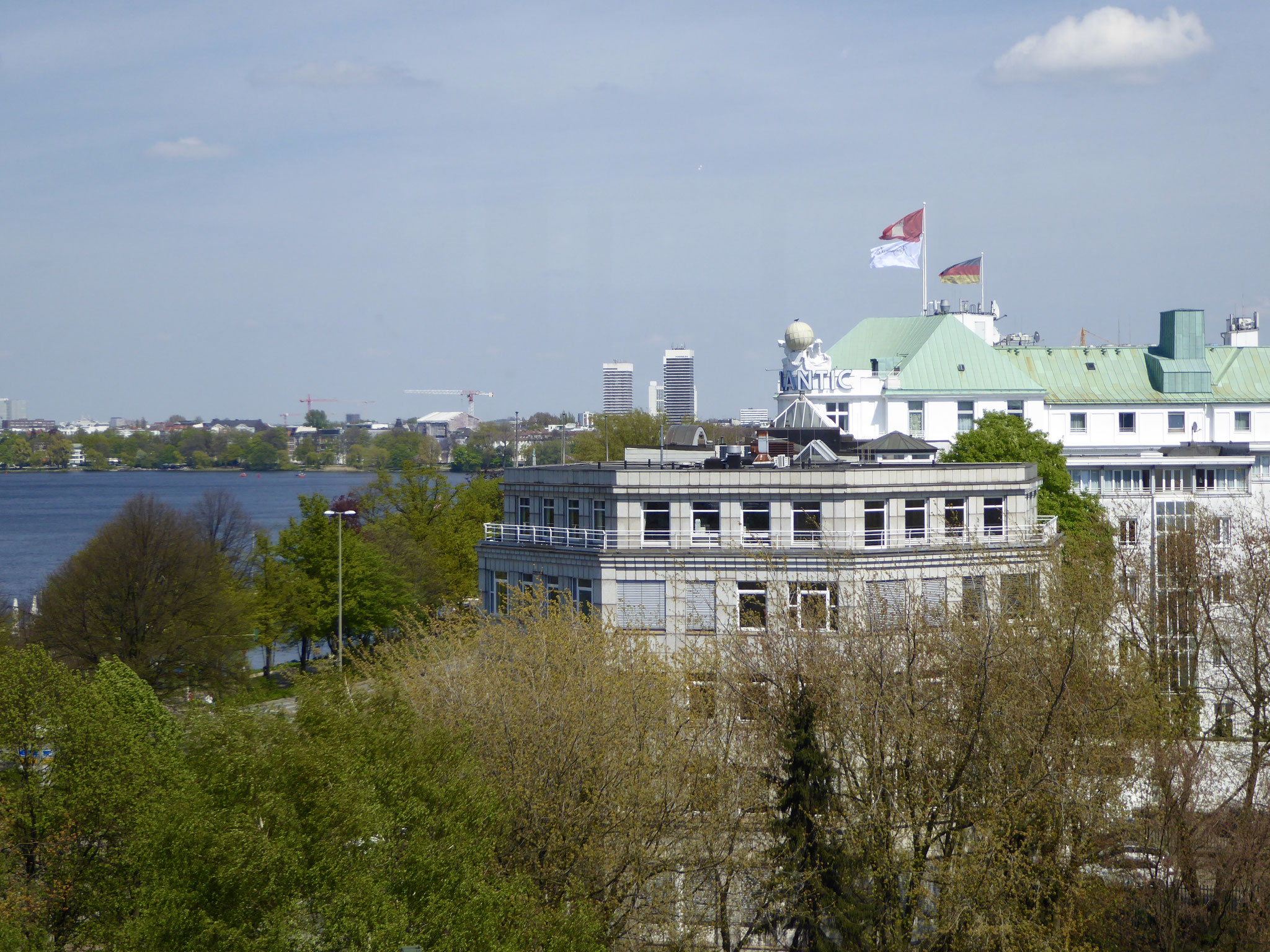 Blick auf Hotel Atlantik und die Außenalster