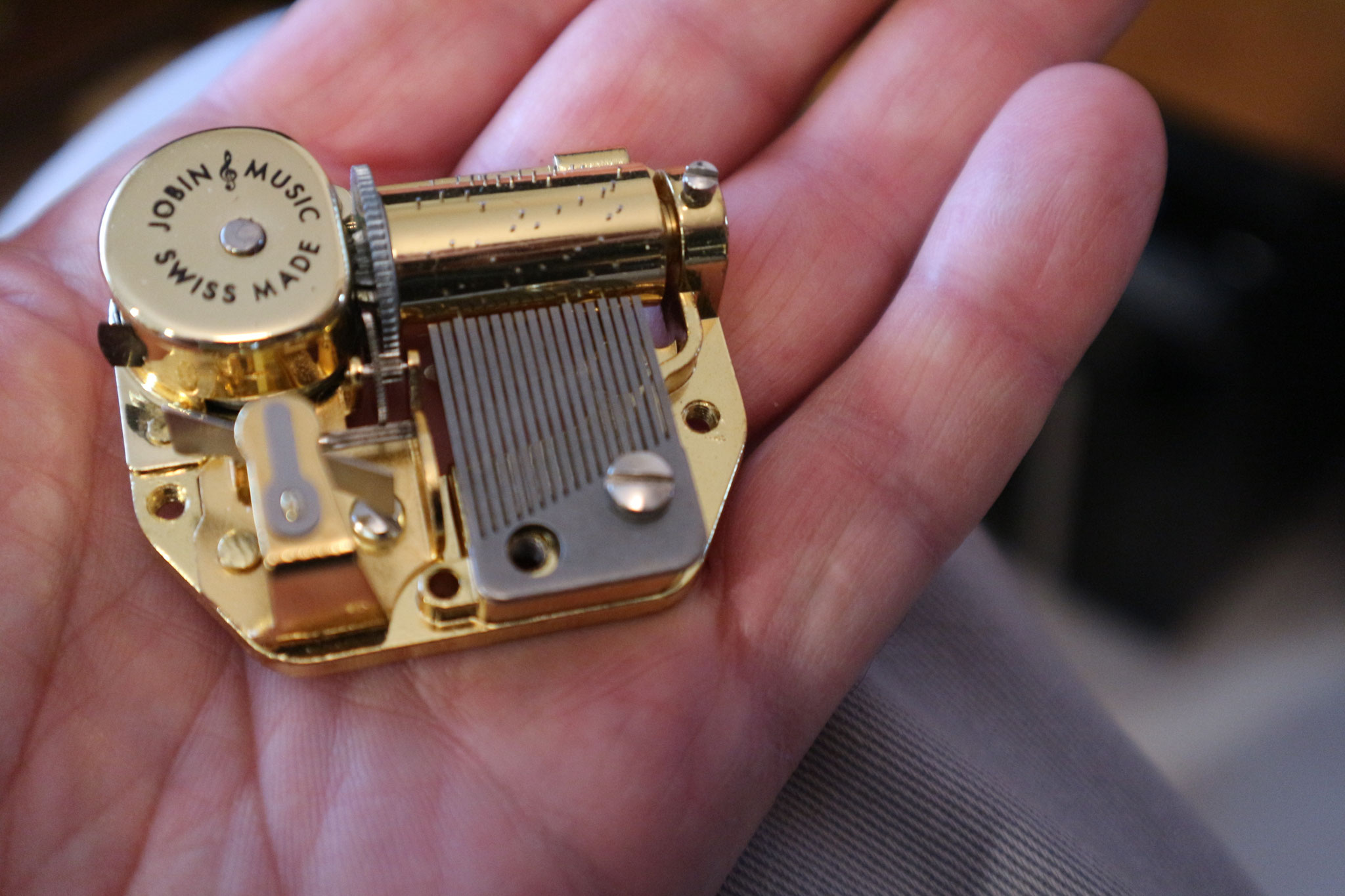 Réalisation des boites à musique. Tout est fait à la main ! Boites à