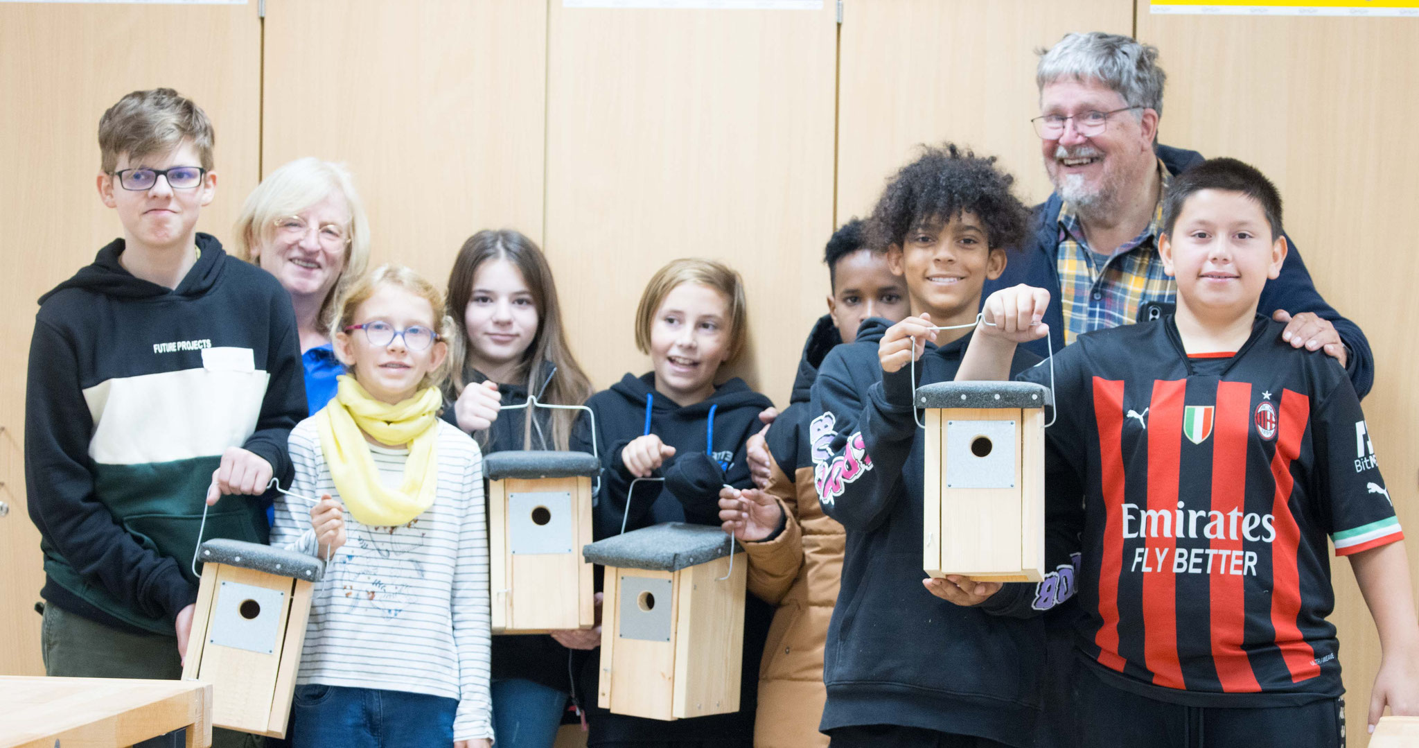 Die Projektgruppe Umwelt mit den selbstgebauten Nistkästen; diese waren so gut, dass ein Besucher sie am liebsten gekauft hätte; Foto Dorothee Koeber