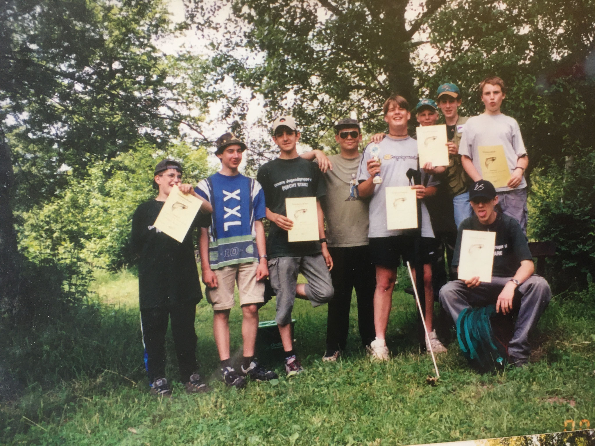 Unsere Jugendgruppe nach dem Sieg beim Freundschaftsfischen 2001