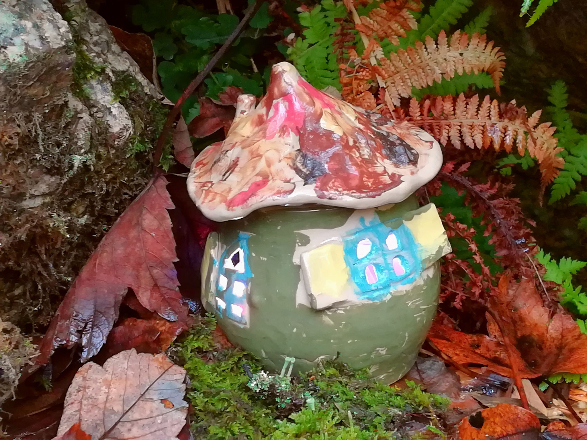 Feenhäuschen mit beleuchteten Fenstern