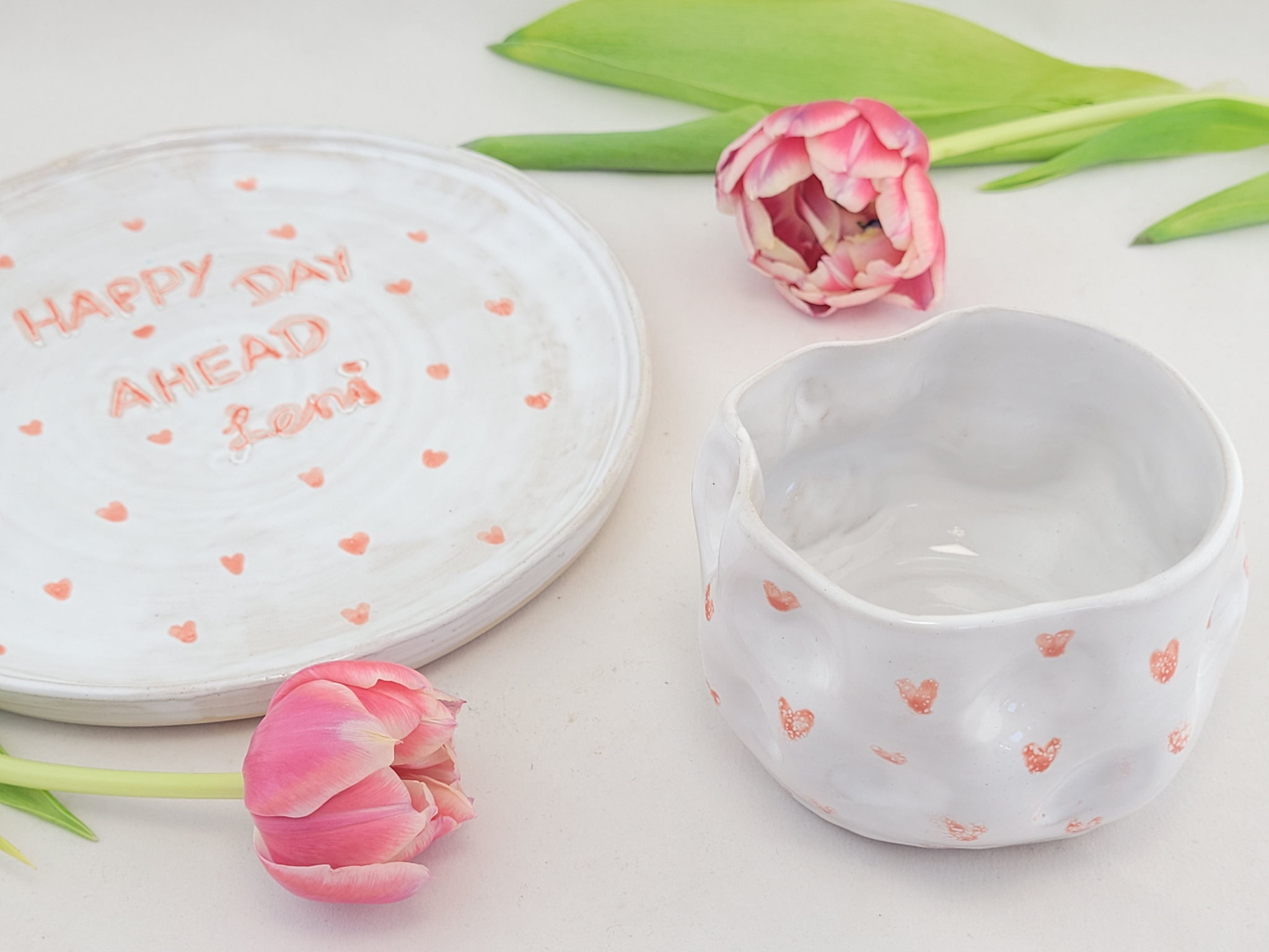 frühlingshafter Teller und Becher arrangiert mit Tulpen