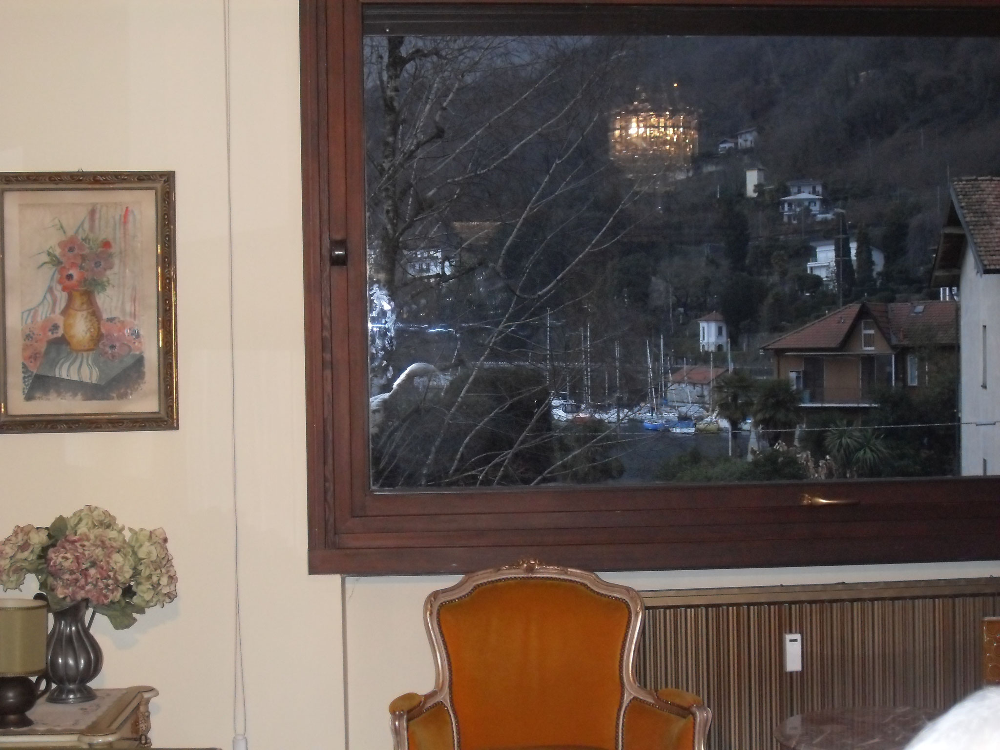 Wohnzimmer: Blick aus dem Fenster. Das Porticciolo di Solcio ist 100 Meter von der Wohnung entfernt.
