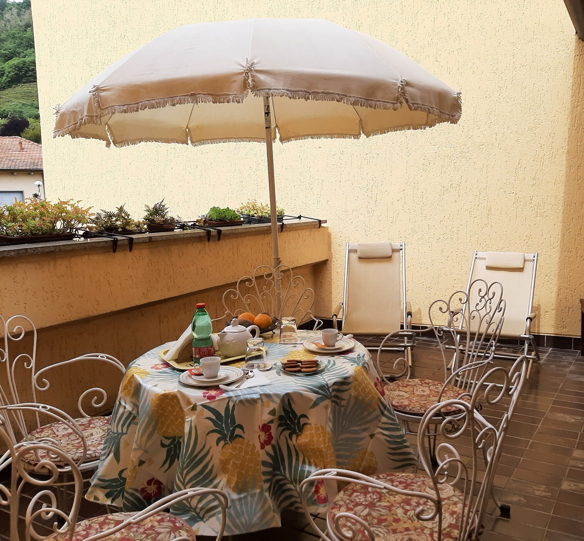 In terrazza potrete gustare deliziose colazioni, pranzi e cene in famiglia in totale privacy