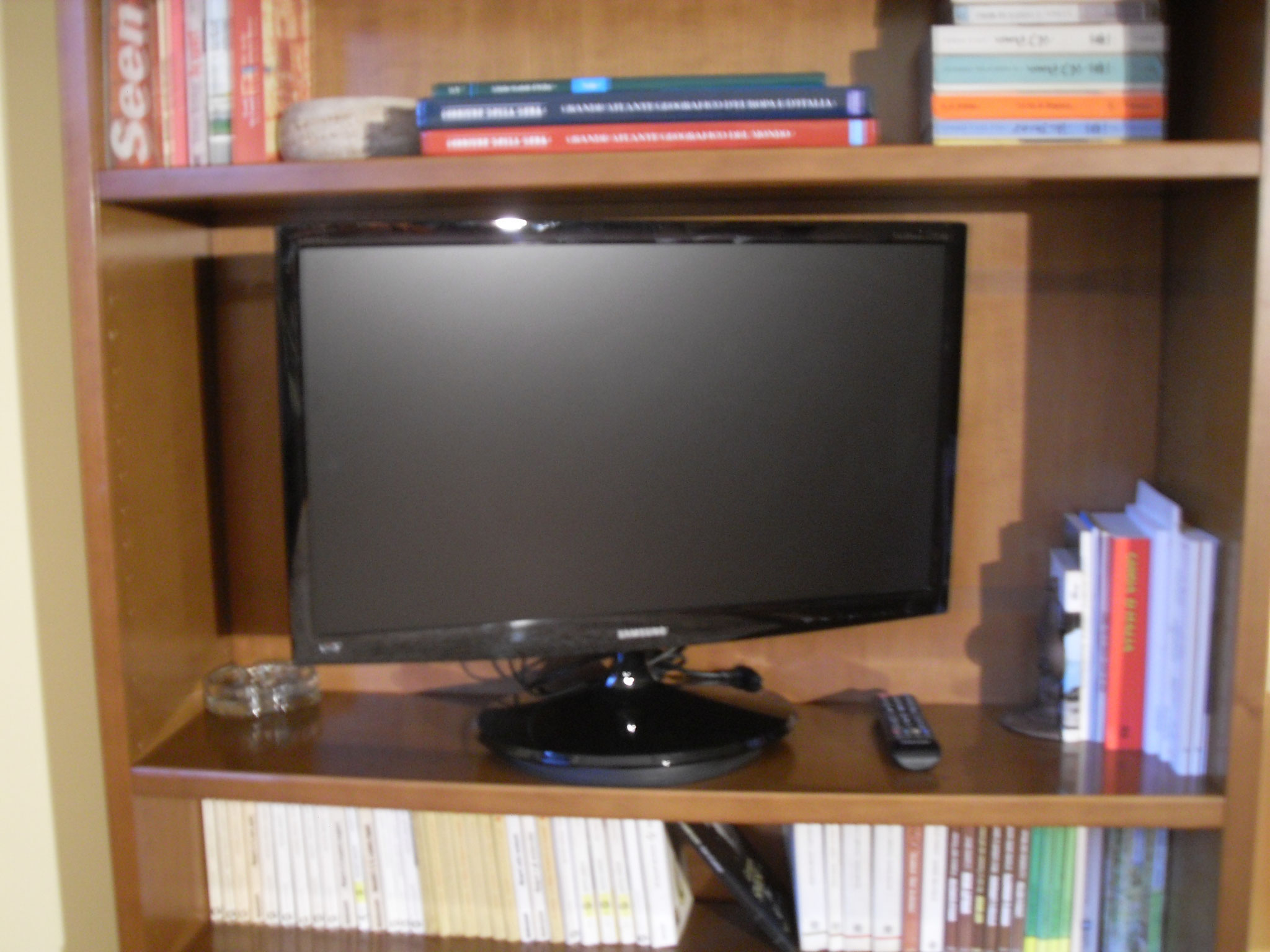 Tv samsung led 28", HDMI, Usb, Scart- Libri in varie lingue. 