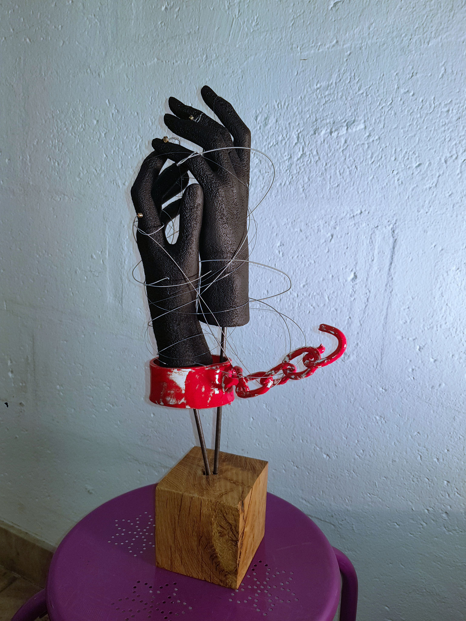 Marie rose Alonso « Emprise » bois, céramique, acier, polystyrène. 250€