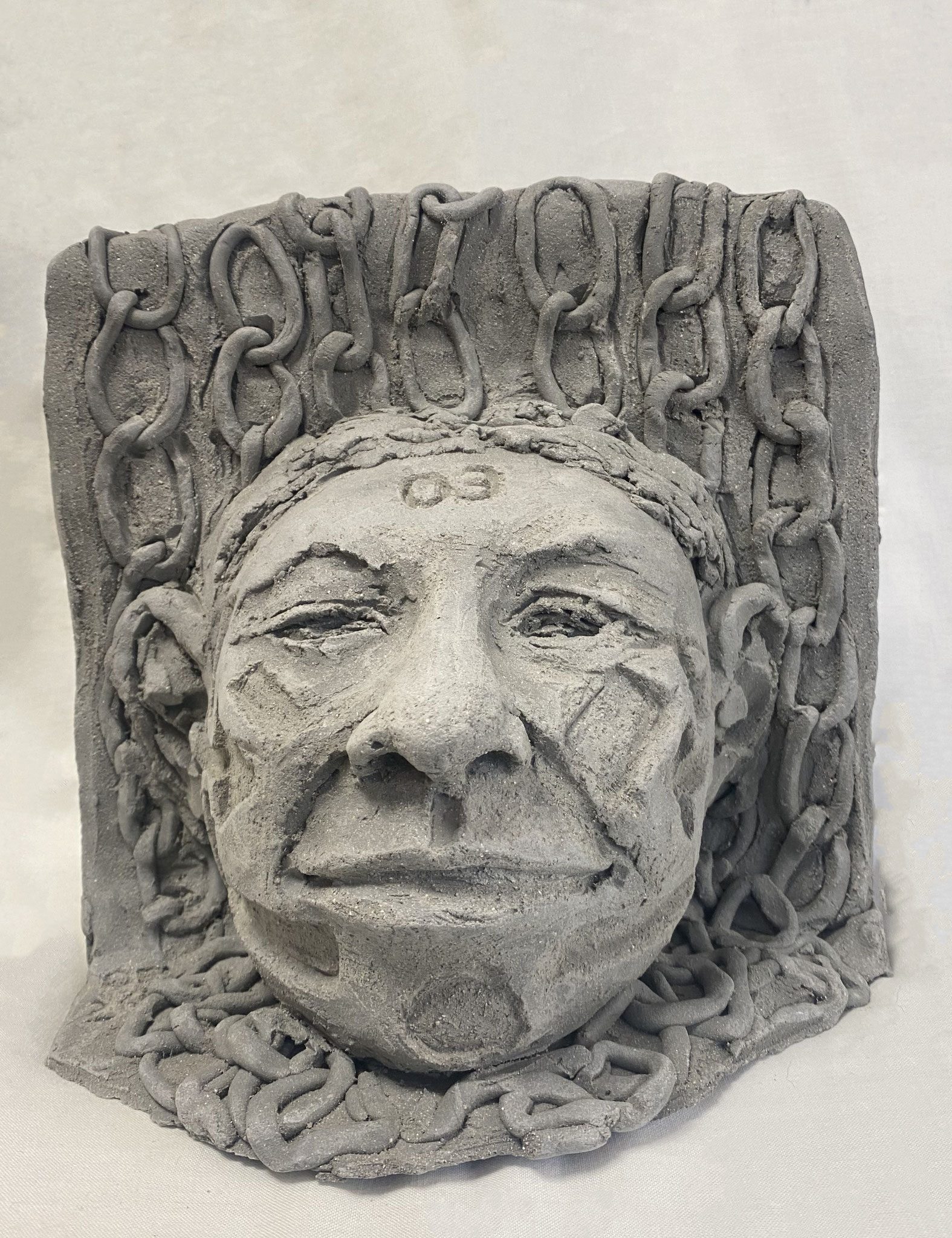 DIEUDONNE FOKOU_Quête de sourire dans les mémoires du passé_2025_Argile modeleé_21x23x10 cm. 700€ jpg