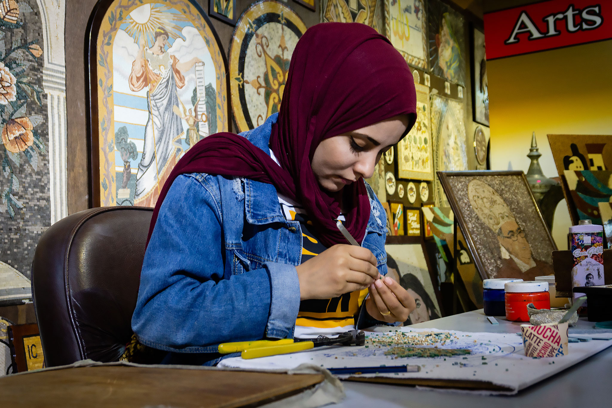 Cecilia Franci (Italy) - Jordanian girl working at the mosaic art
