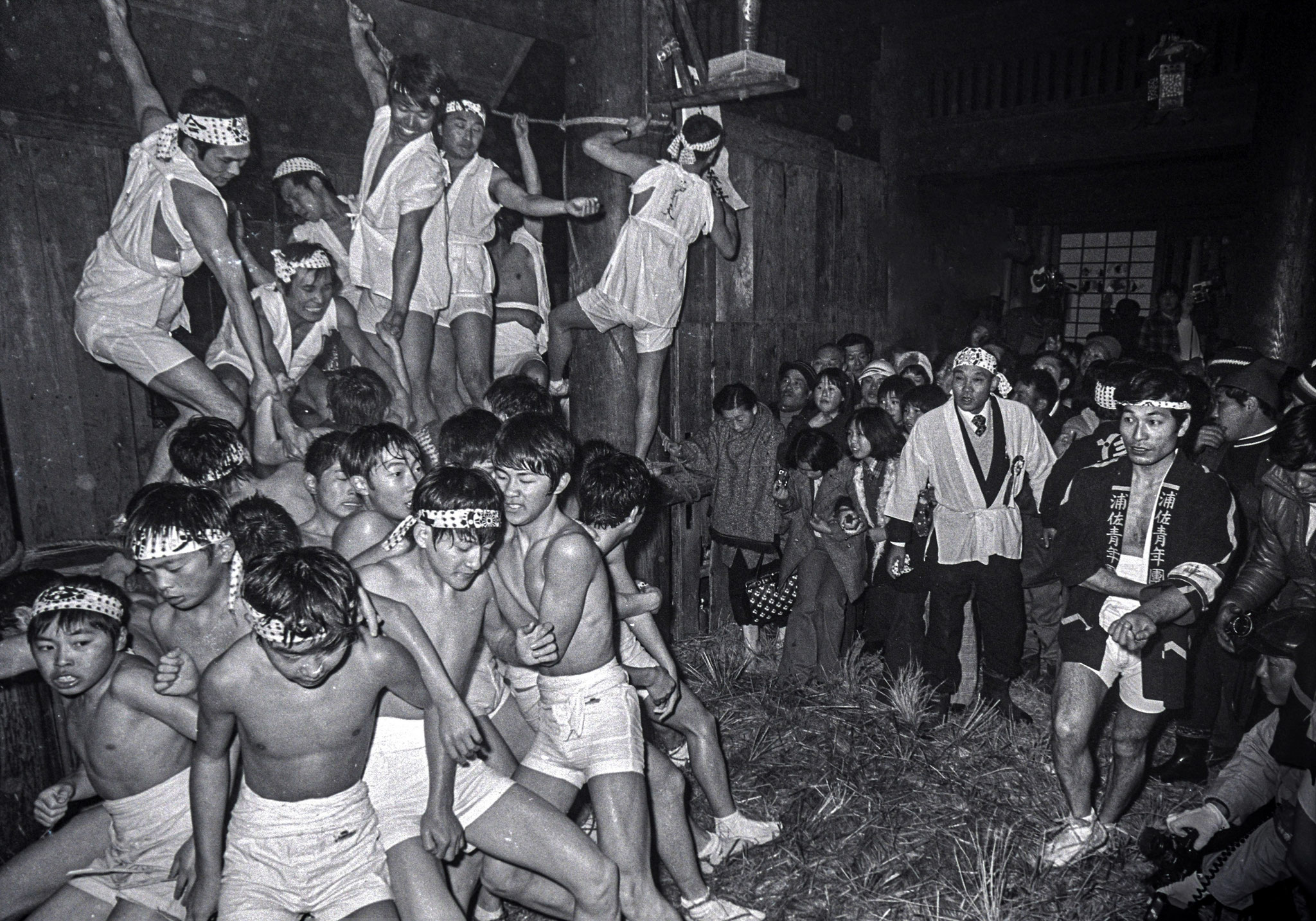 Tetsuo Sugimoto (JP) Festivalul dezbrăcaților- Naked festival - 裸祭り