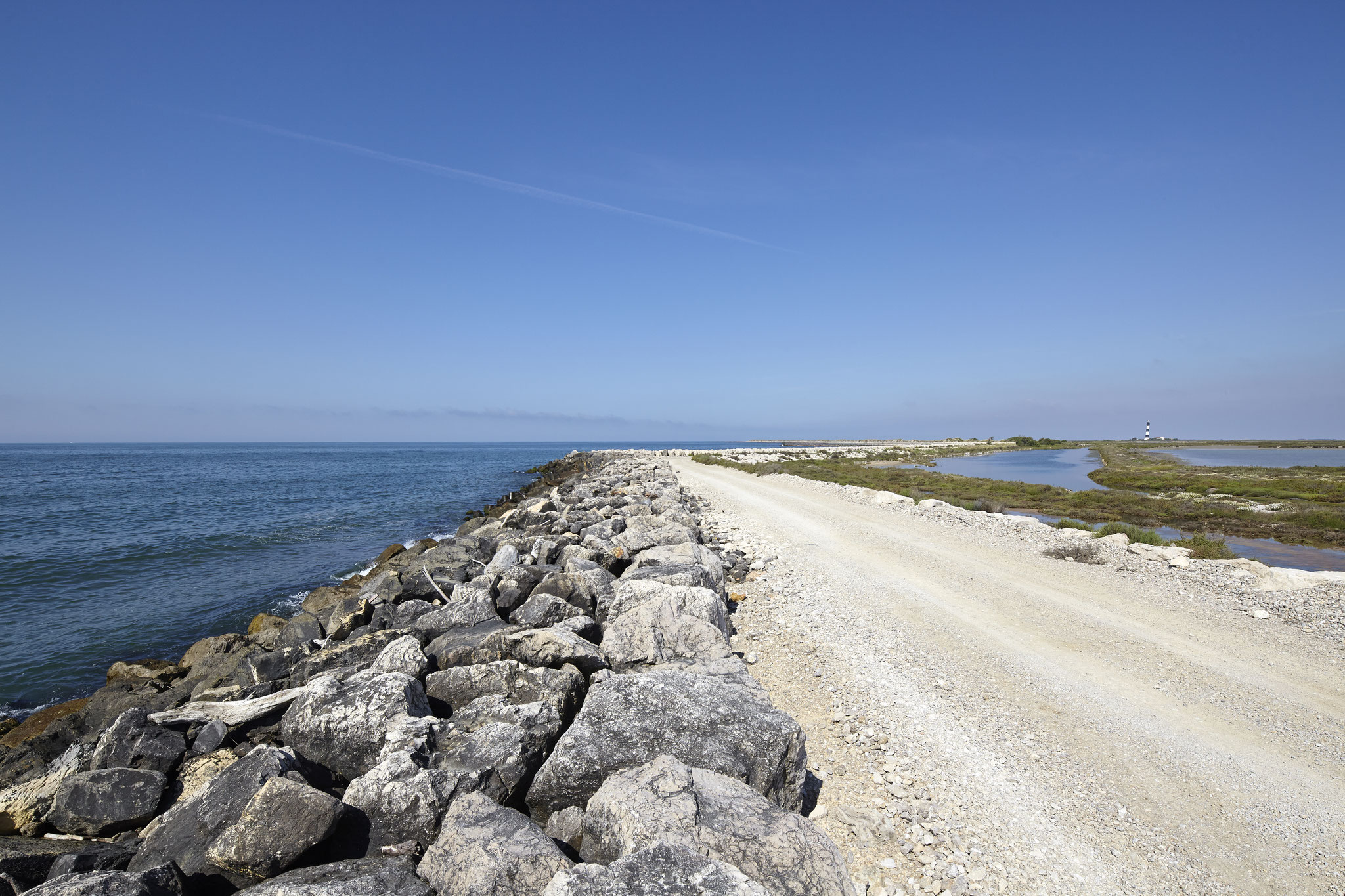Piste qui longe le littoral dans le salin de Giraud