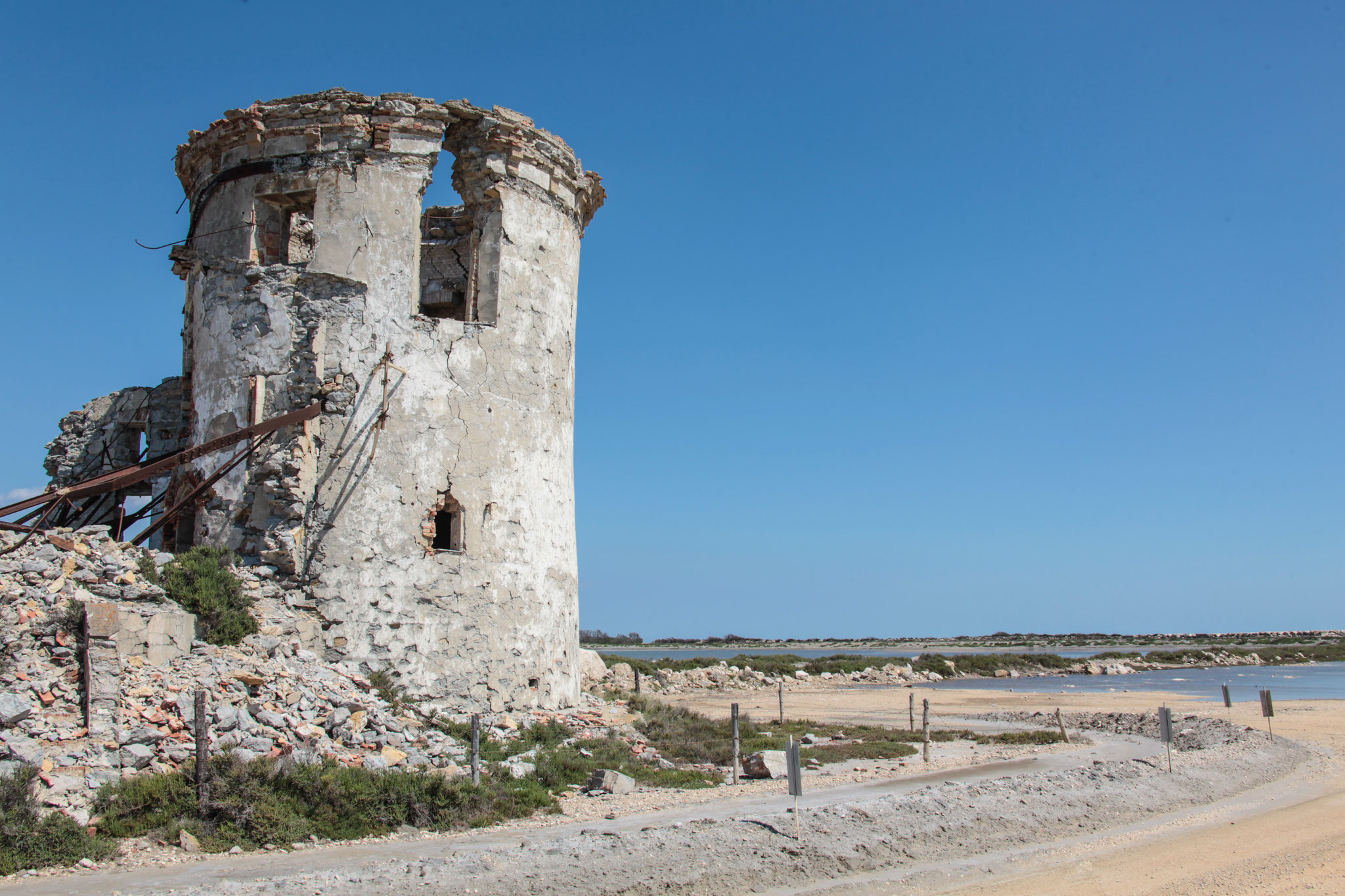 Ancien sémaphore dans le salin de Giraud