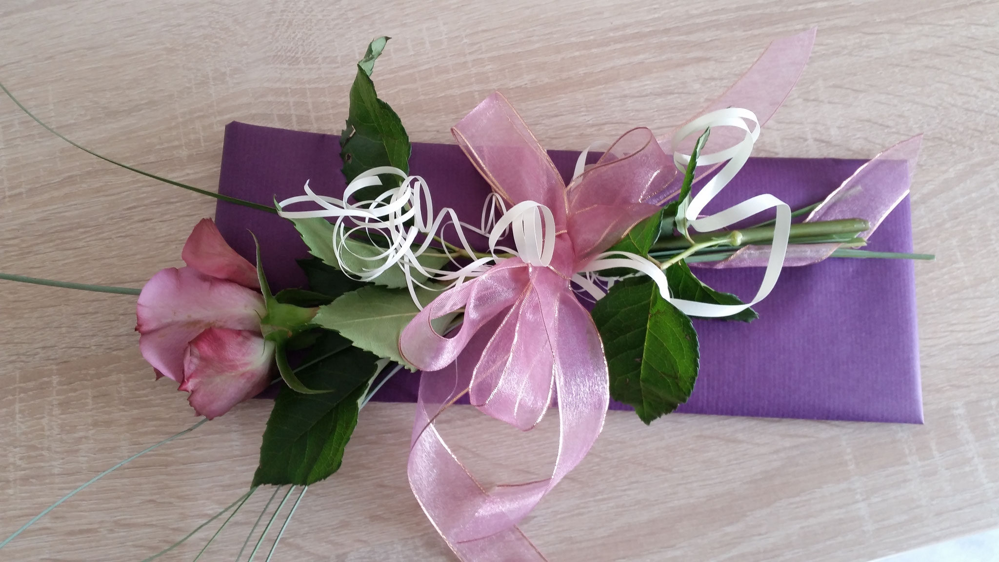 Verpackung mit frischen Blumen