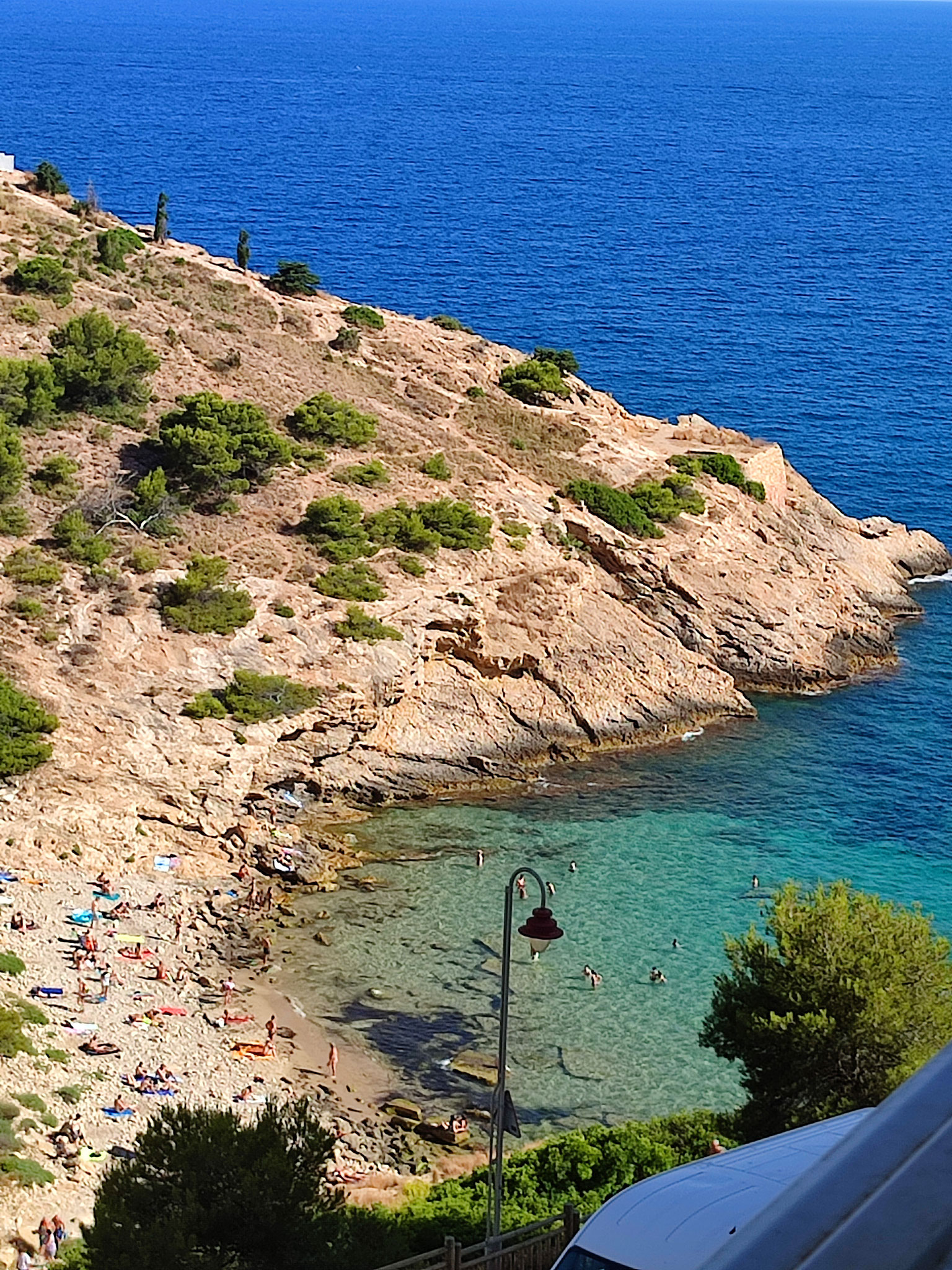 Скалистая бухта Almadraba   рядом (нудисткий пляж в том числе)