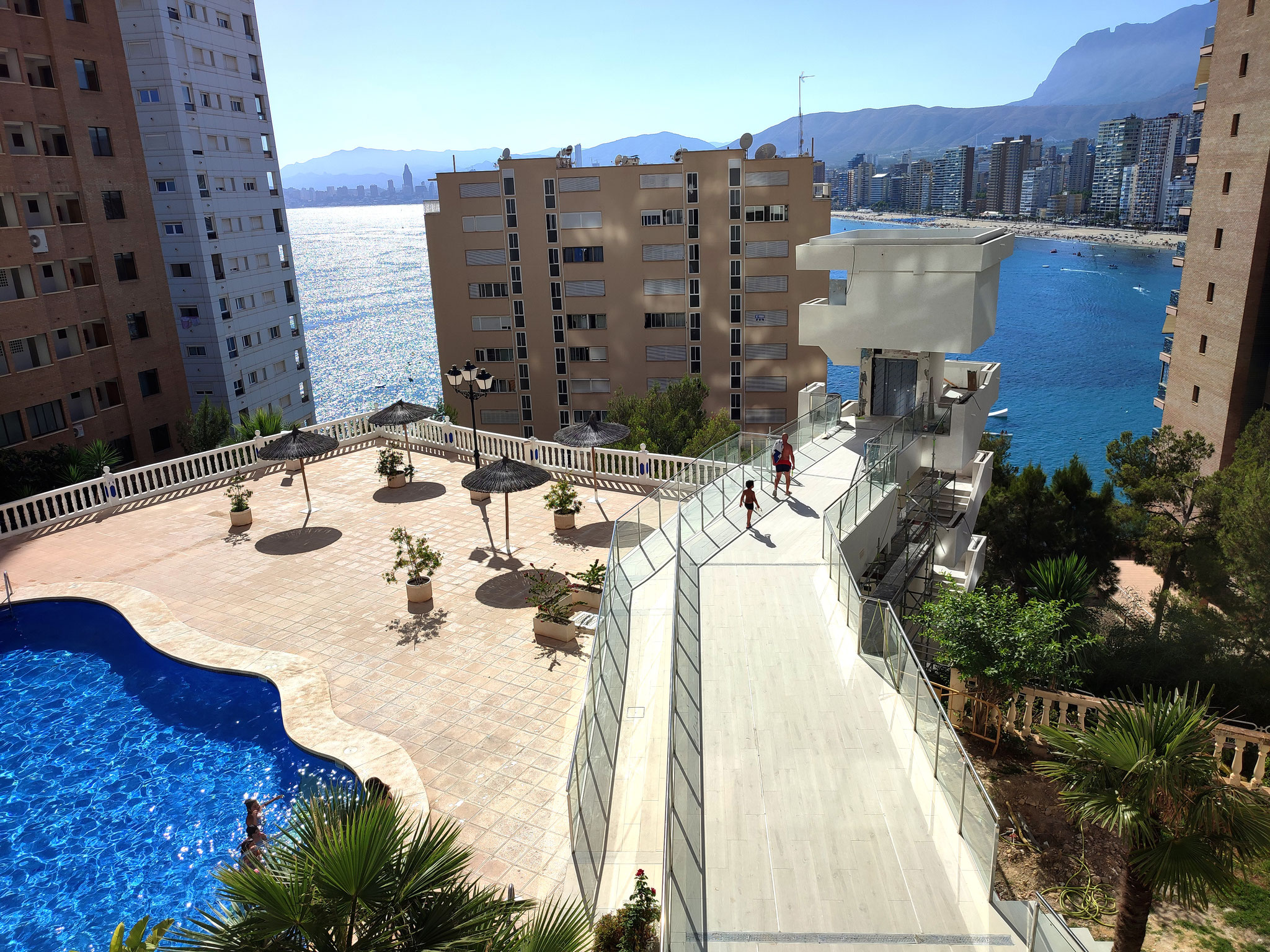 Бассейн урбанизации  и вид на пляж Леванте