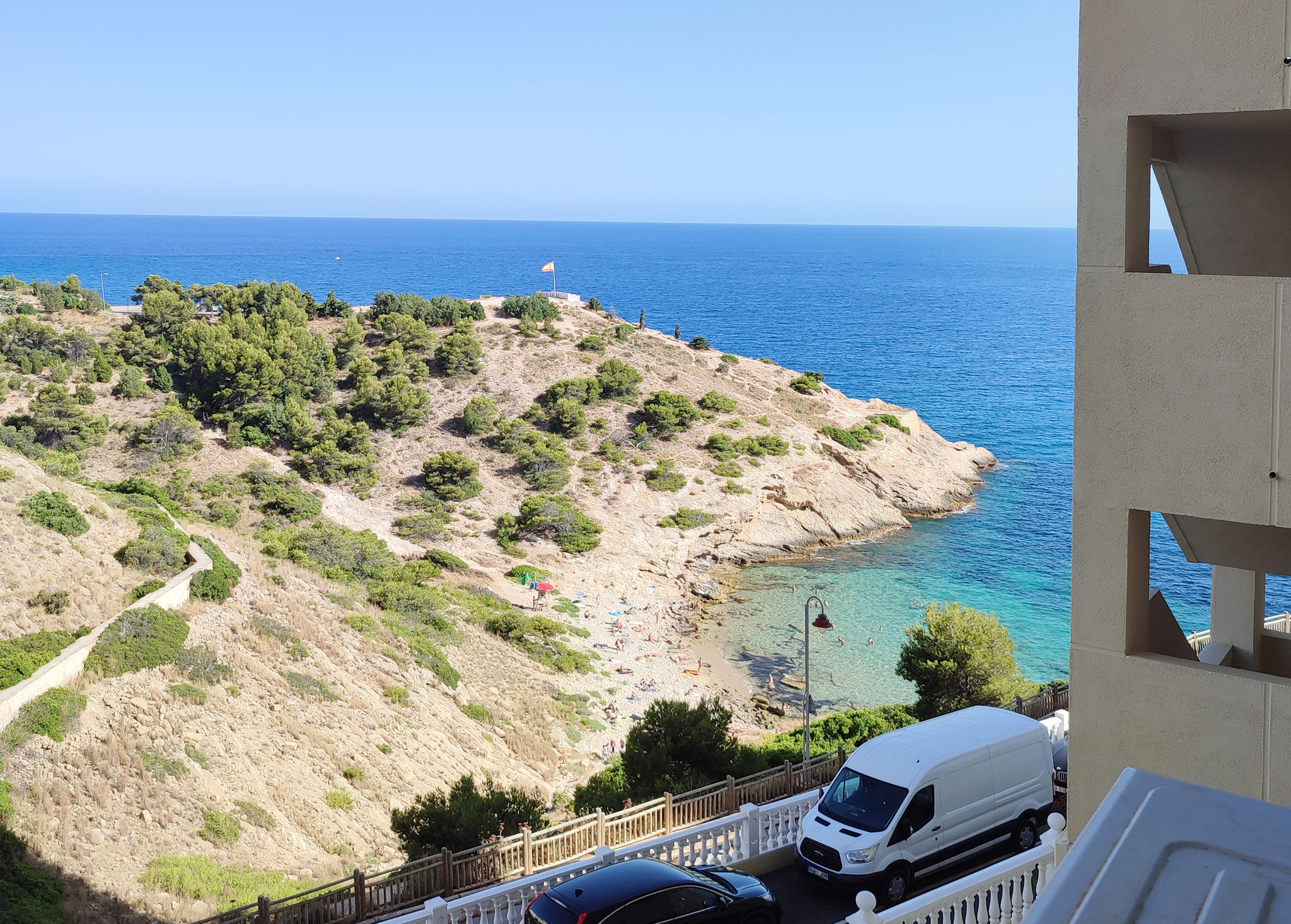 Скалистая бухта Almadraba  рядом (нудисткий пляж в том числе)