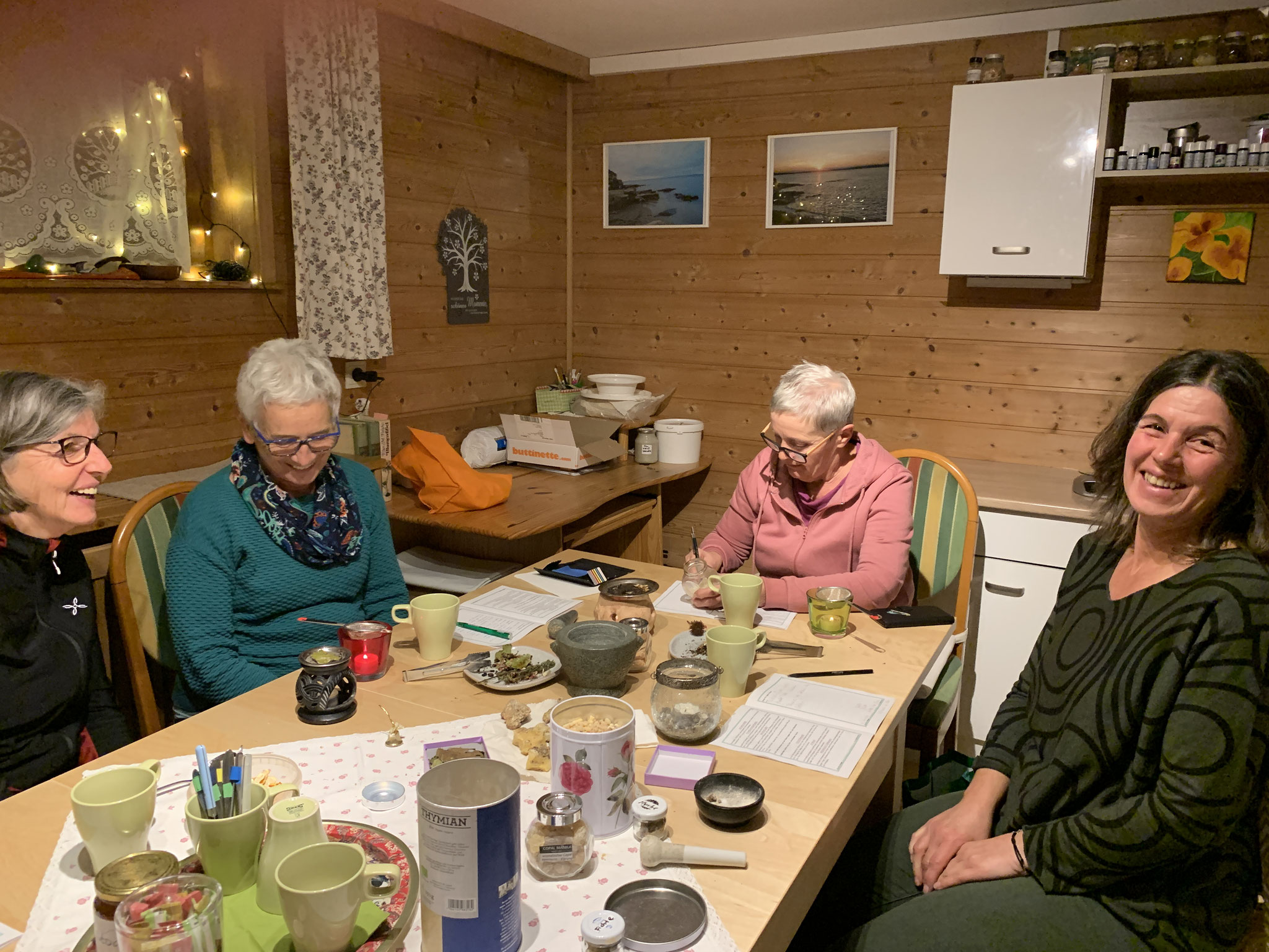 In gemütlicher Runde beim Kräuterstammtisch mit Räucherworkshop