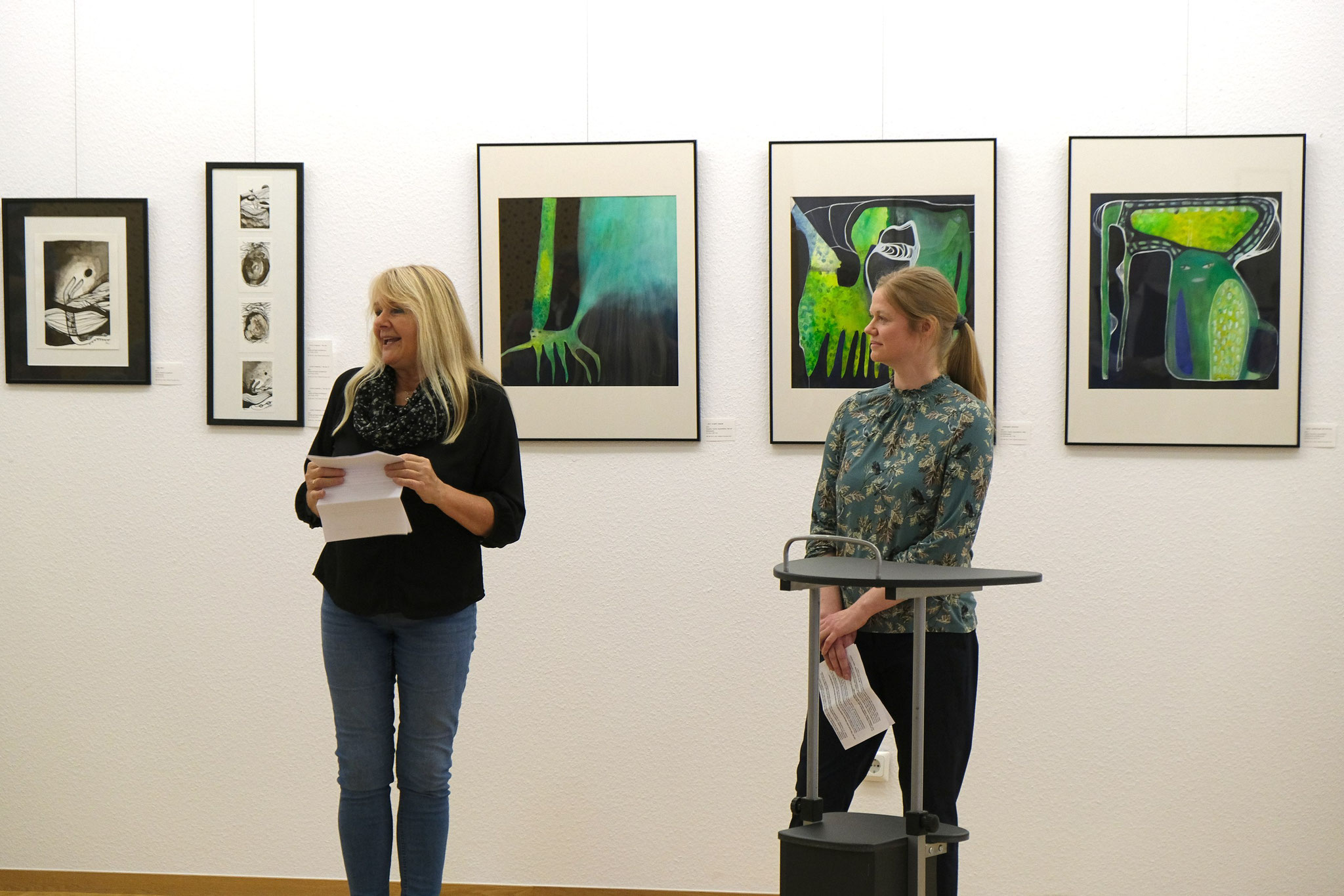 Künstleringespräch zur Vernissage zusammen mit Anne Weber (links) vom Kulturforum Netphen e.V.