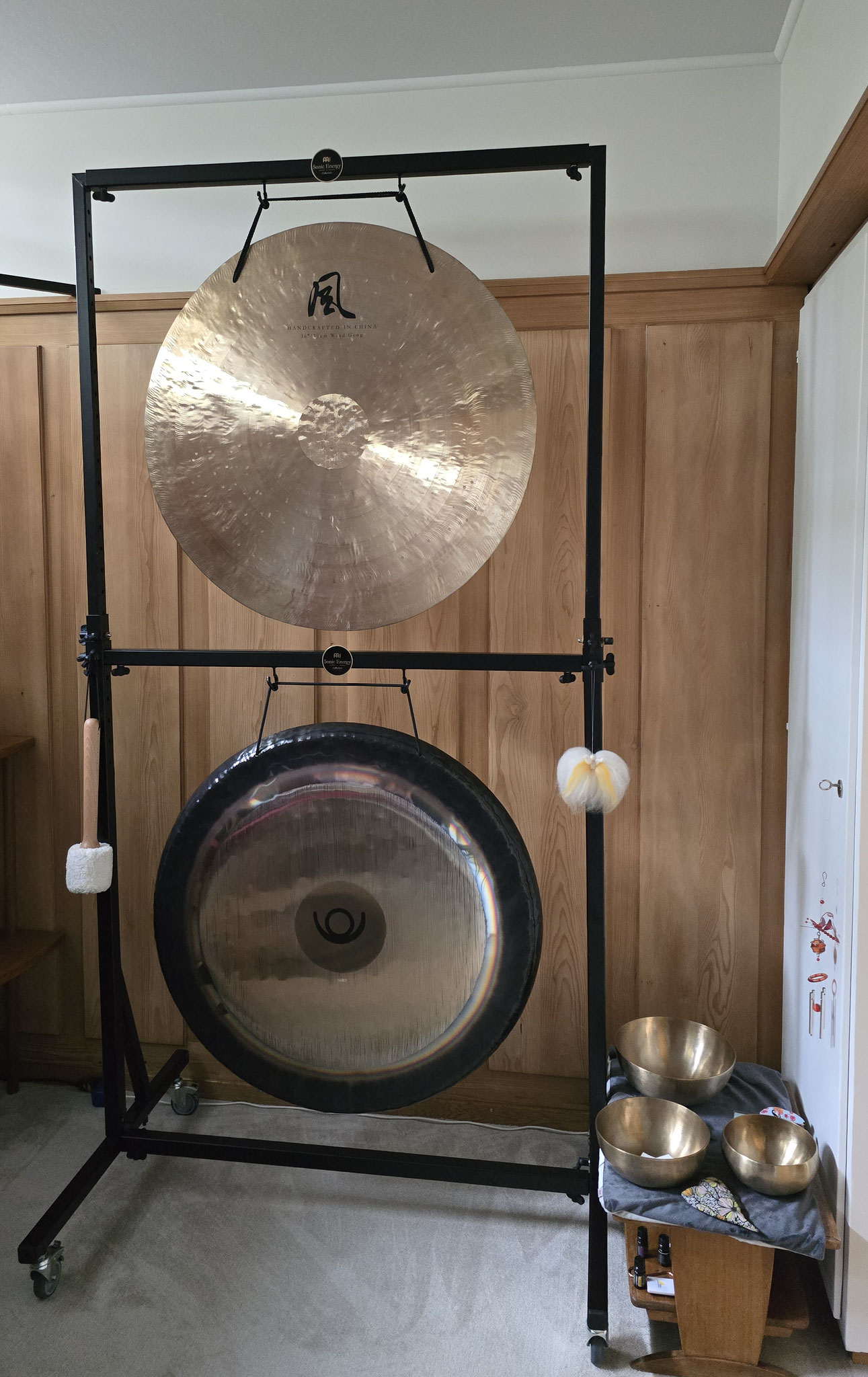 Windgong (oben), Pluto-Gong (unten)
