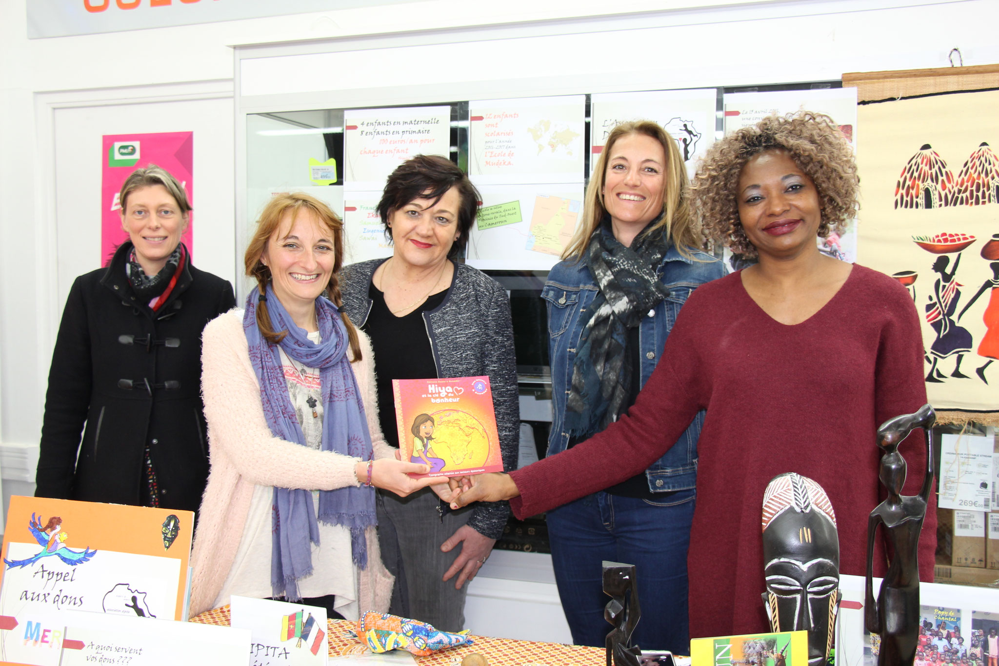 Remise de livres "Hiya et la clé du bonheur" à l'asso Camerounaise Dipita.