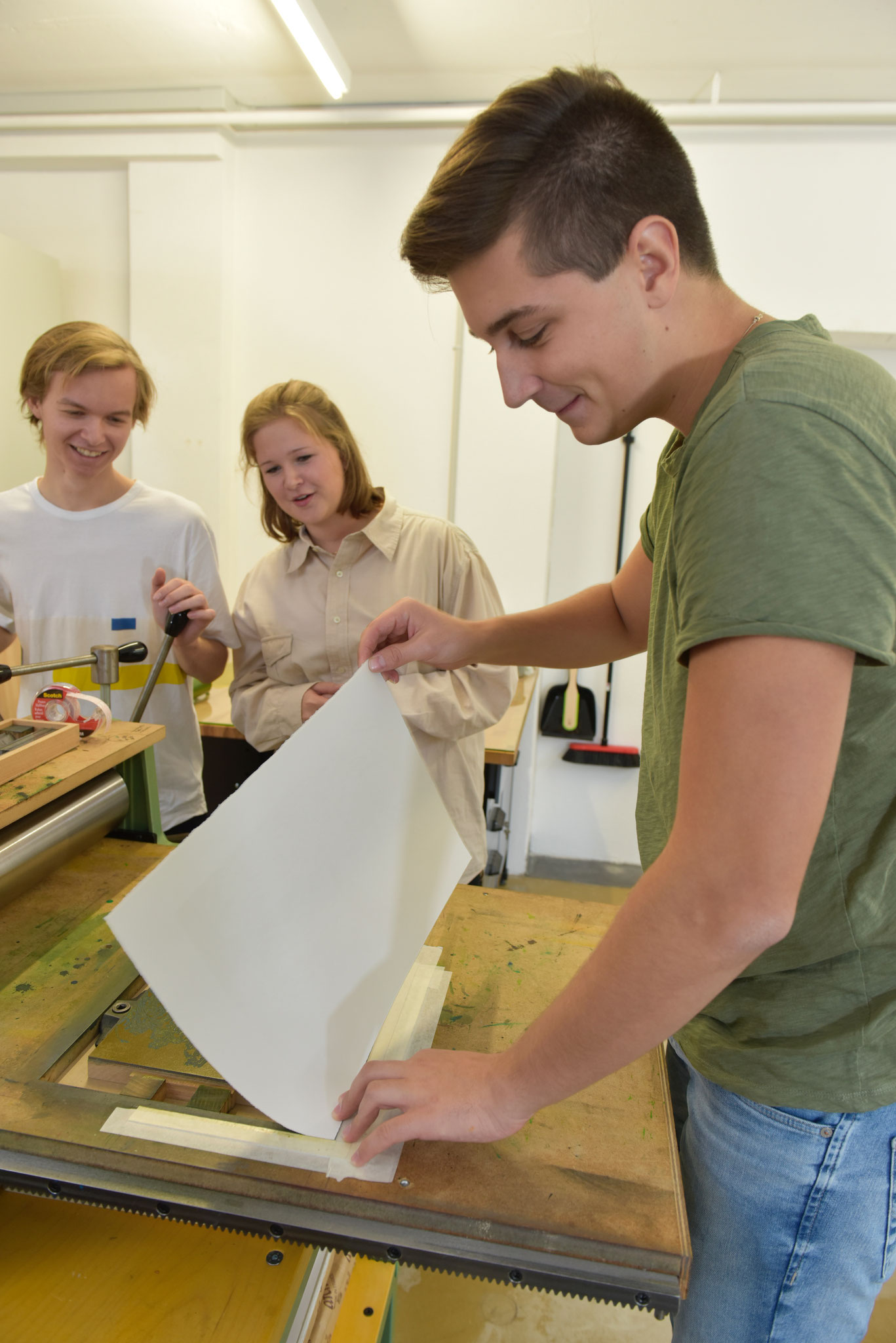 Das Büttenpapier wird auf den Druckstock aufgelegt.