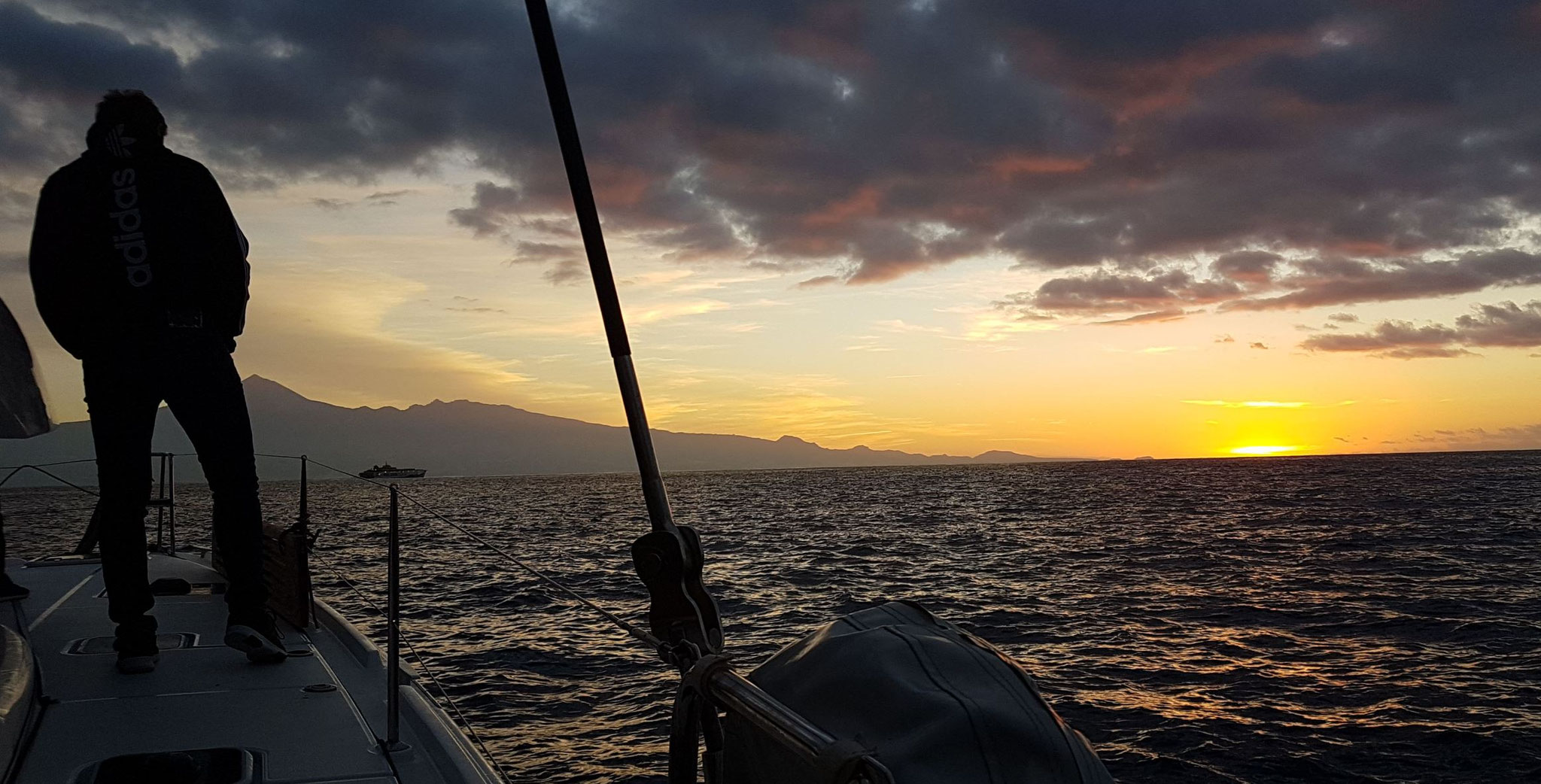 Sailing with sunrise from la Gomera to Tenerife - Catamaran vacation sailing