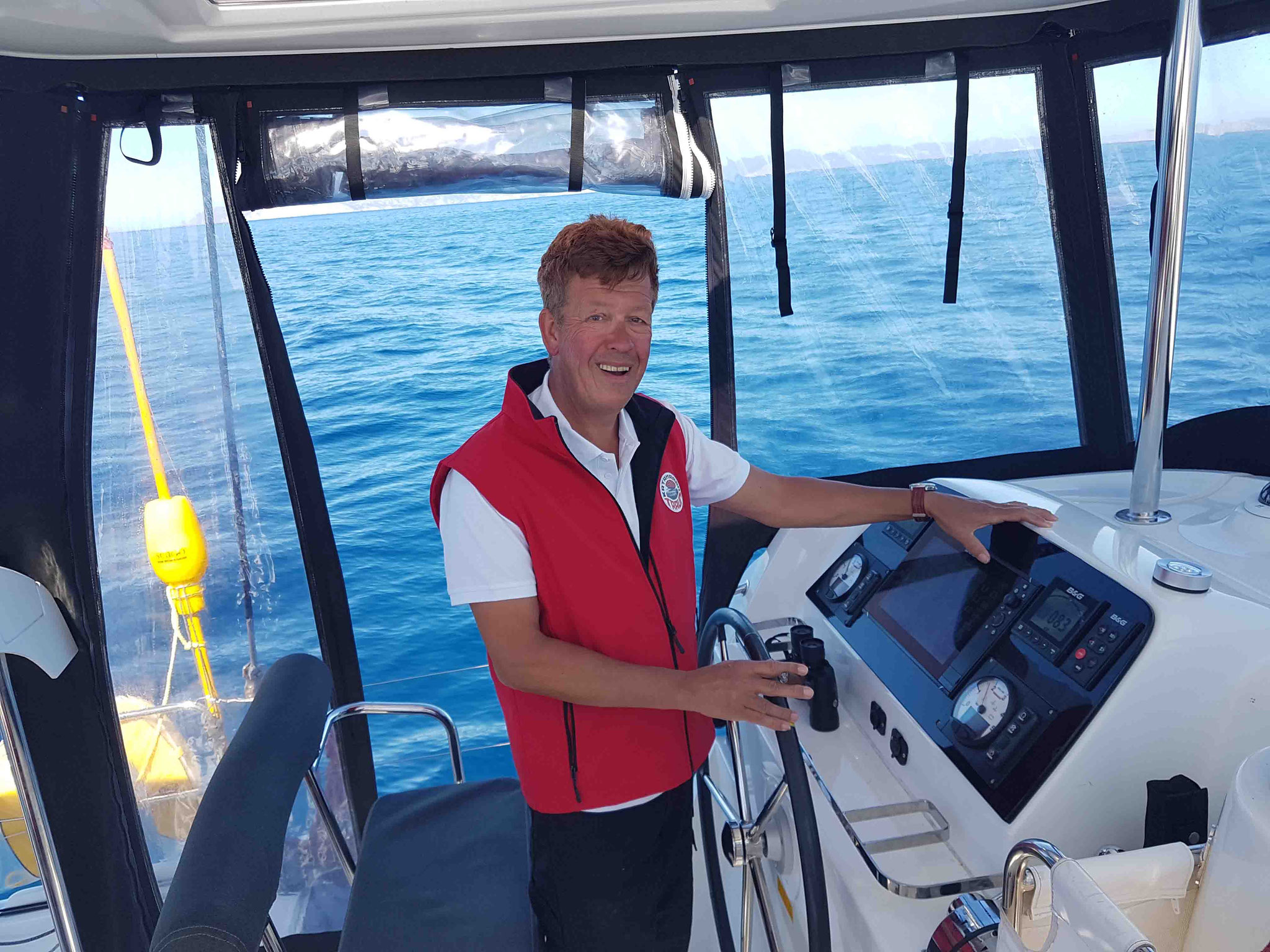 Skipper - Kapitän Jos Wijtenburg hinterm Steuerstand