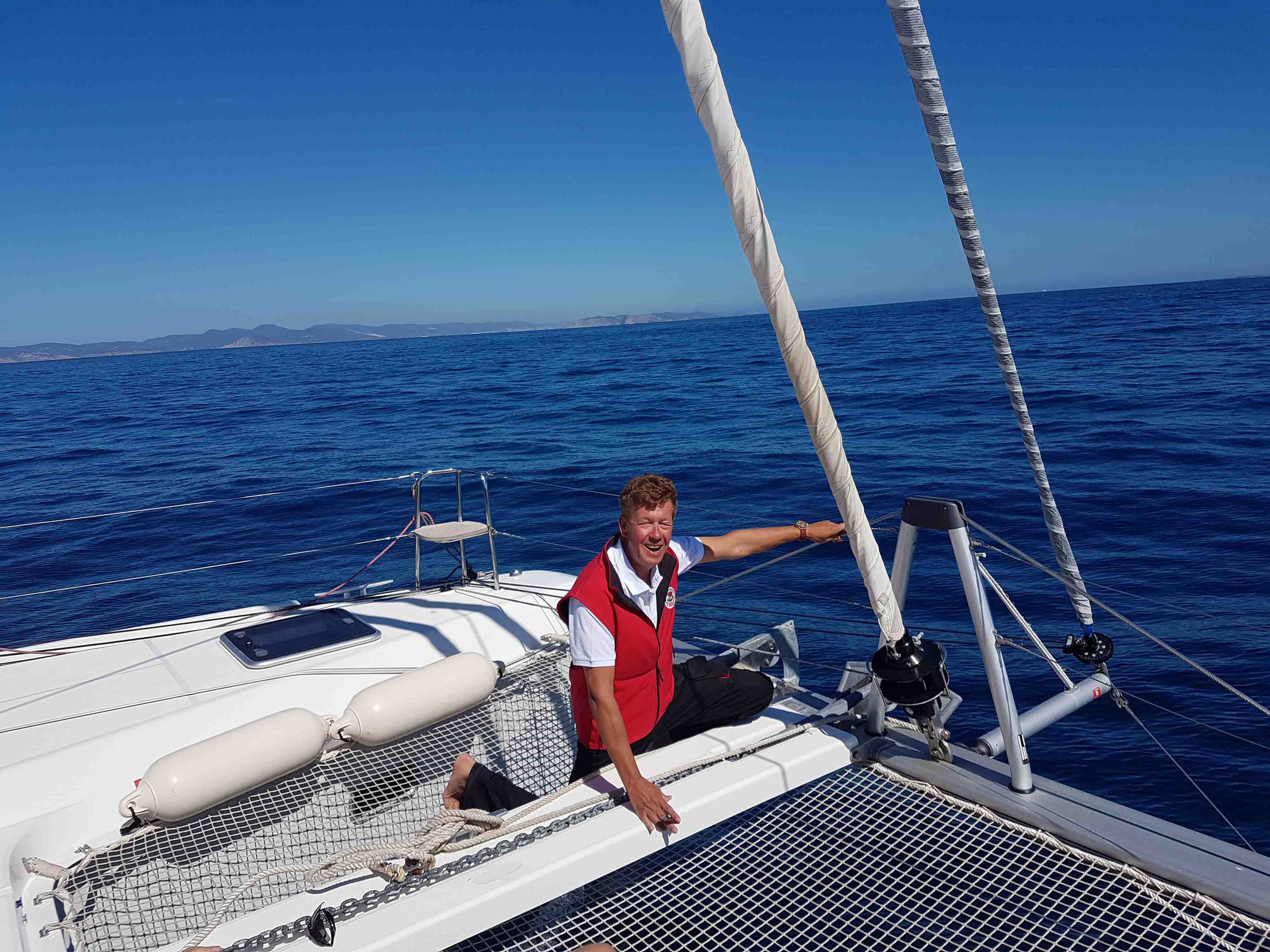 Skipper - Crew Member Jos Wijtenburg prüft das Anker