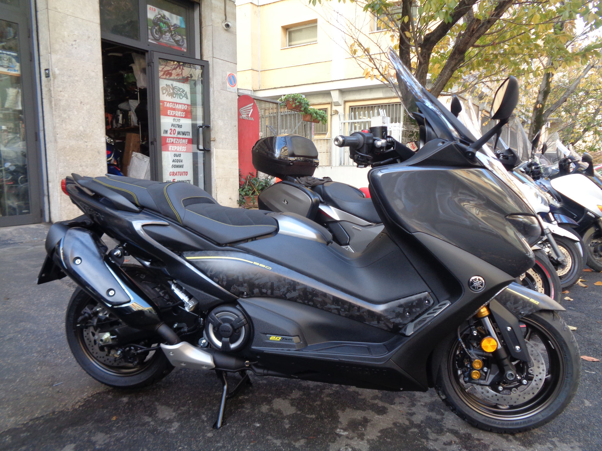 YAMAHA T MAX 560 20 ANNIVERSARIO LIMITED EDITION 2021 KM 0