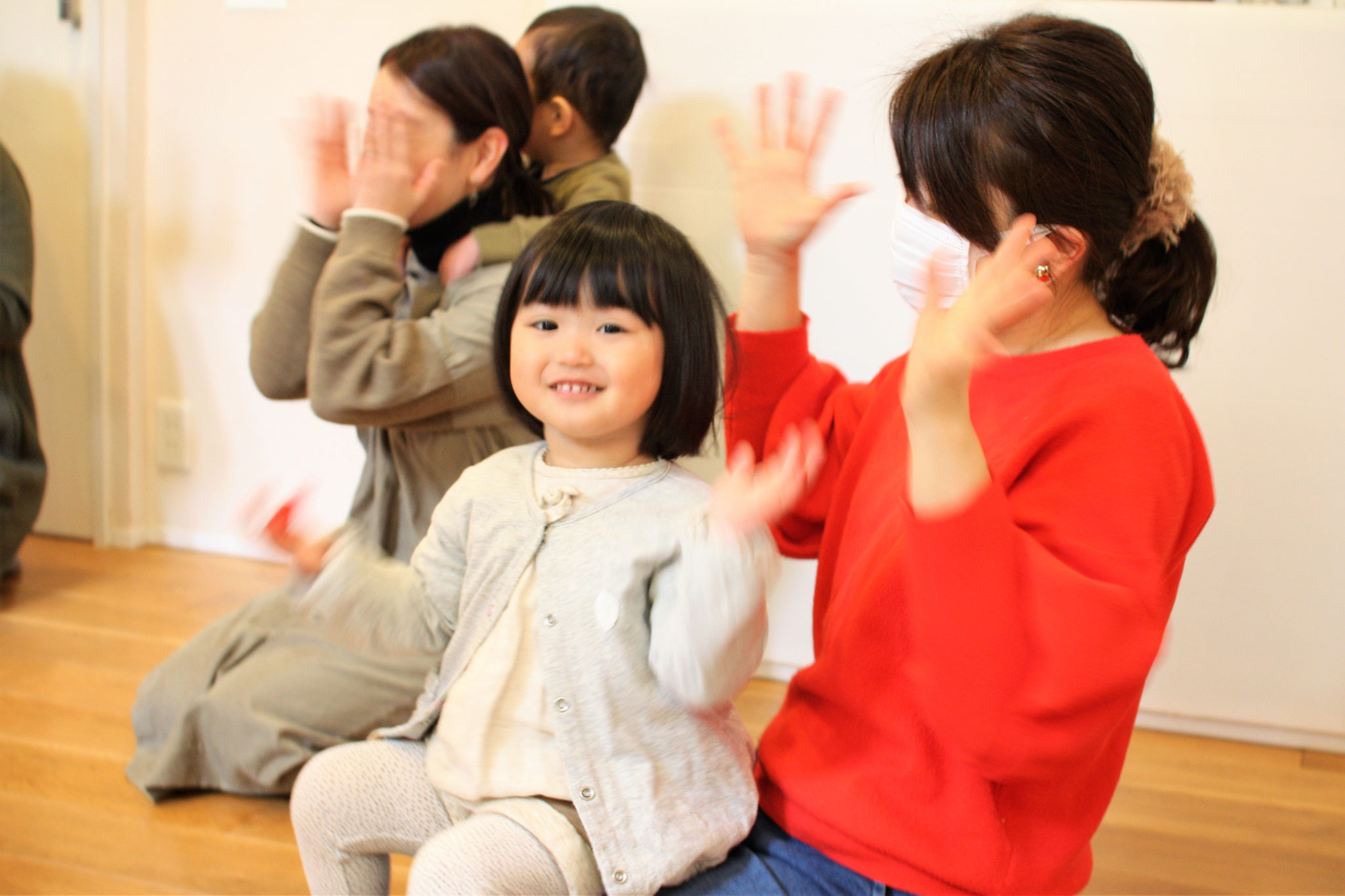 生のピアノに合わせてママと楽しくリトミック♪