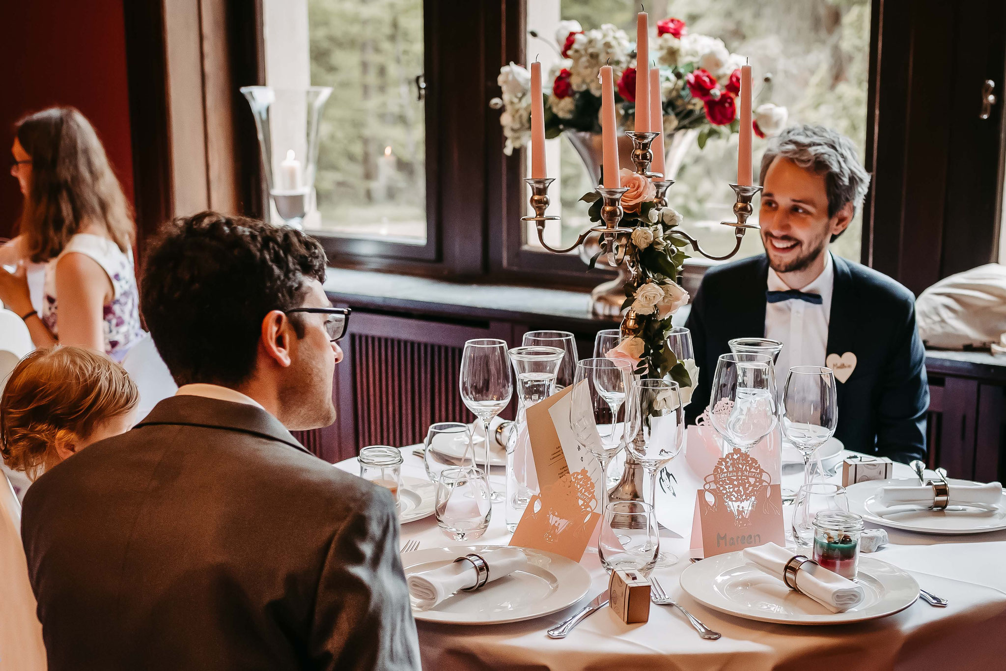 Gäste am gedeckten Tisch im Schloss Eldingen