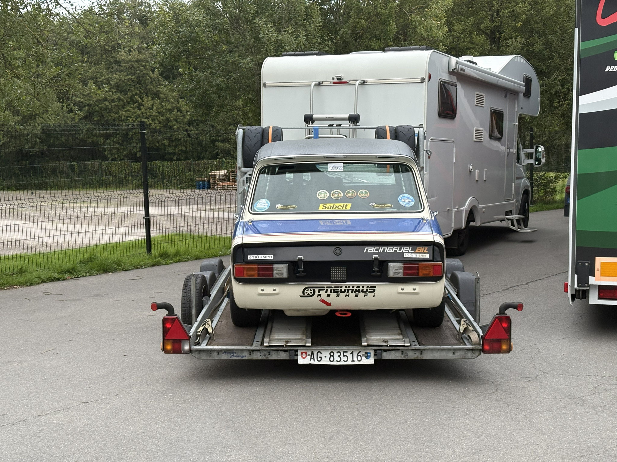 Warten auf die Einfahrt Fahrerlager