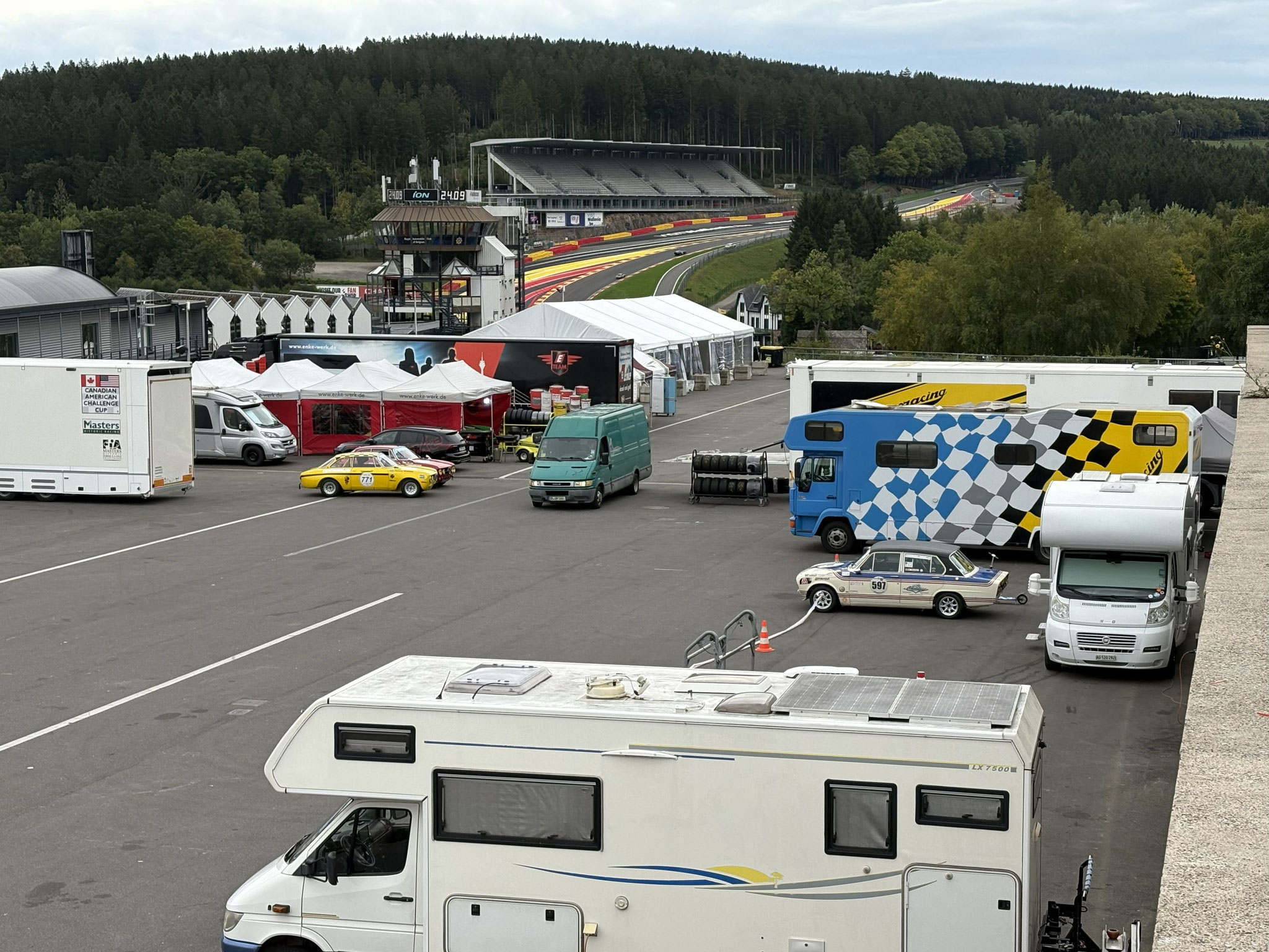 Fahrerlager füllt sich