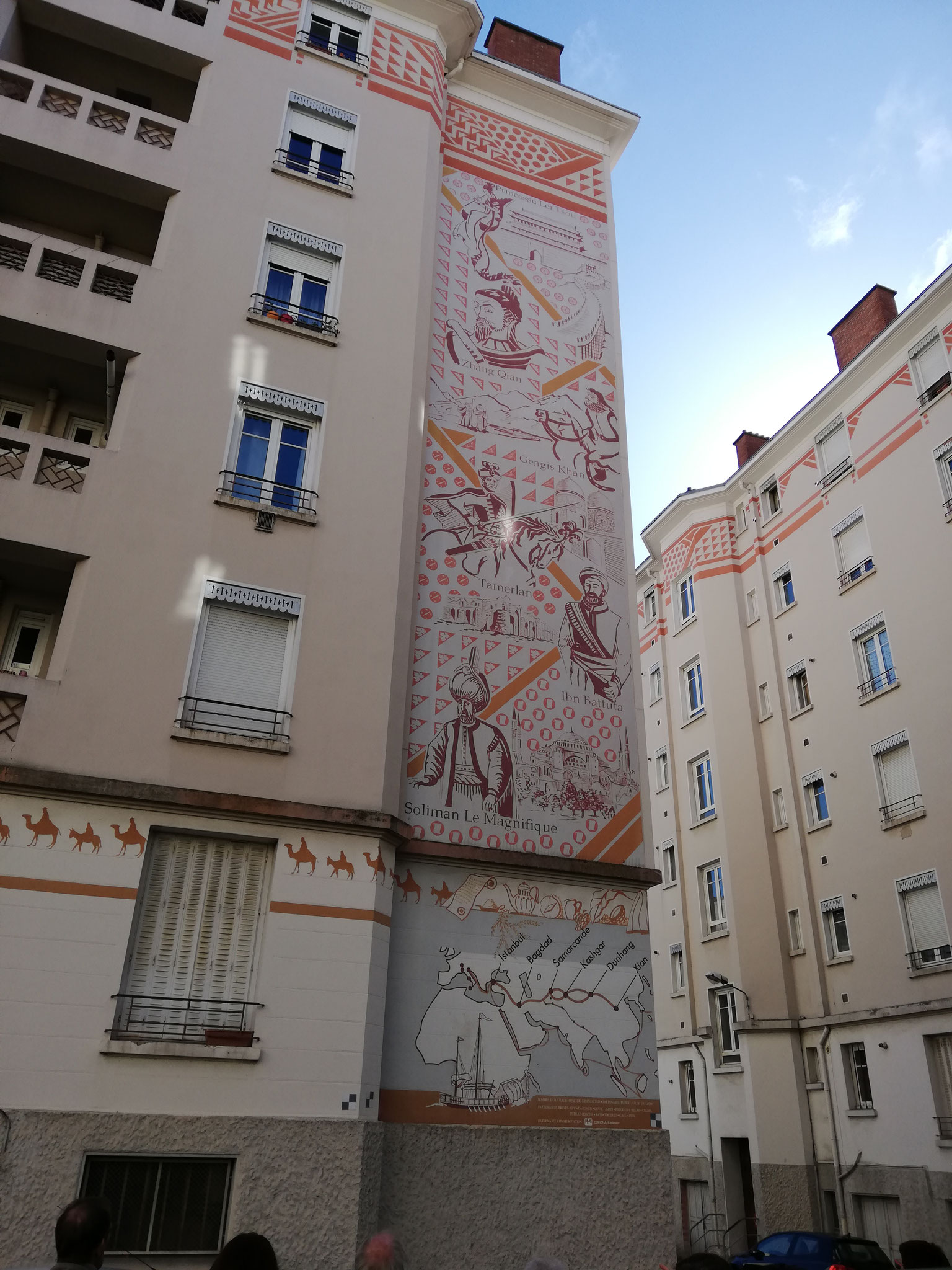 Fresque racontant la route de la soie avec  le plan en bas