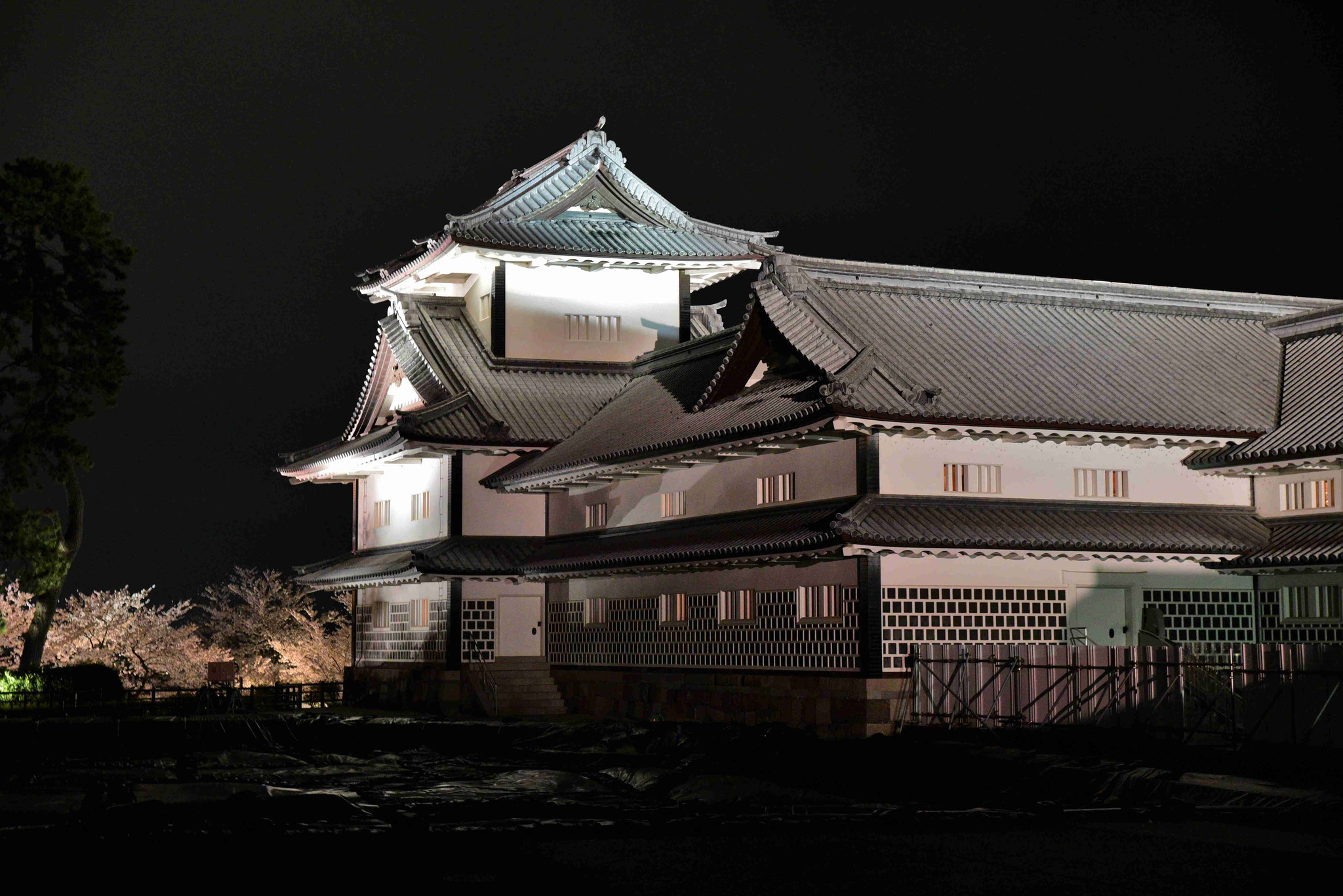 Die Burg Kanazawa bei Nacht II