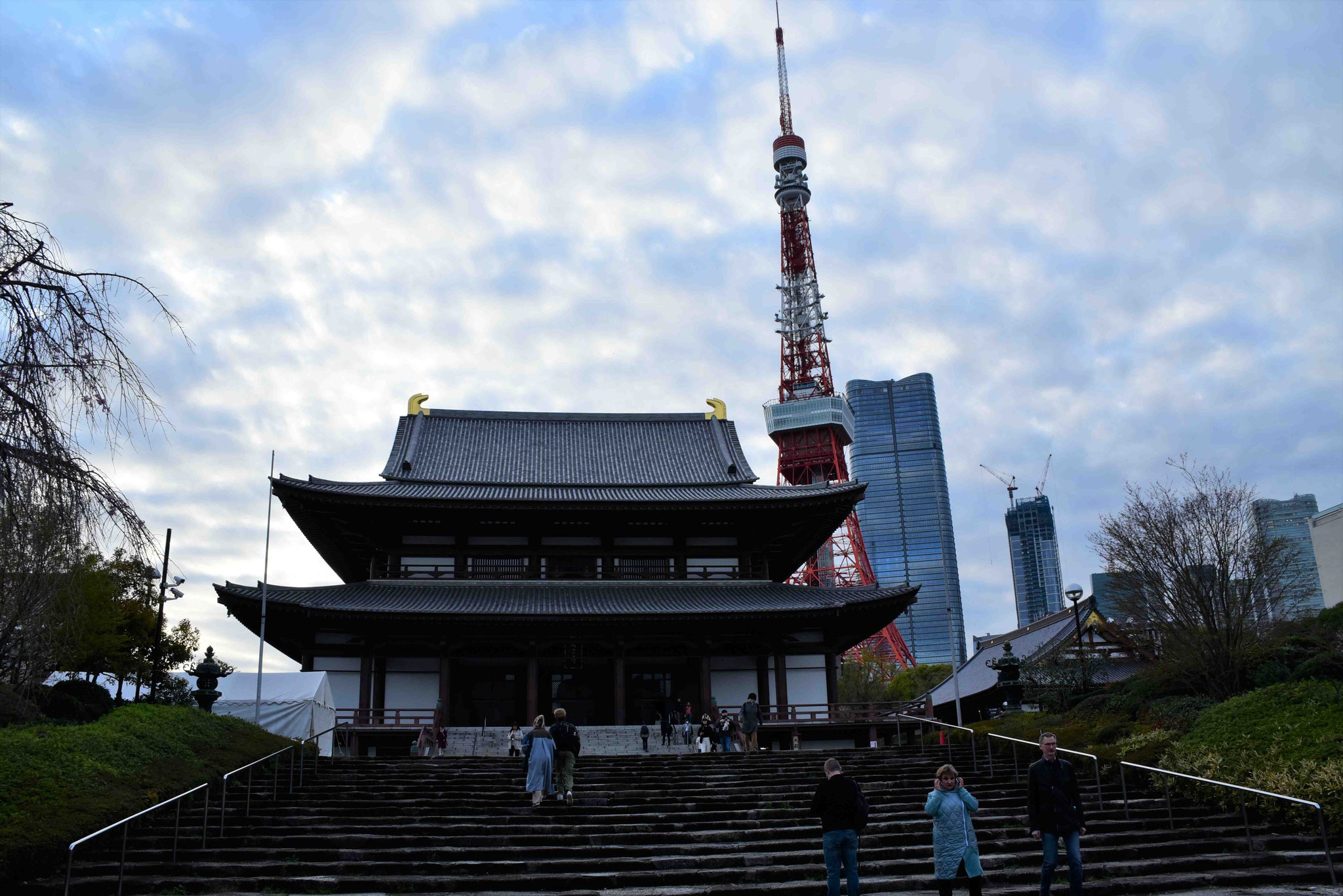 Im Hintergrund der Tokyo-Tower