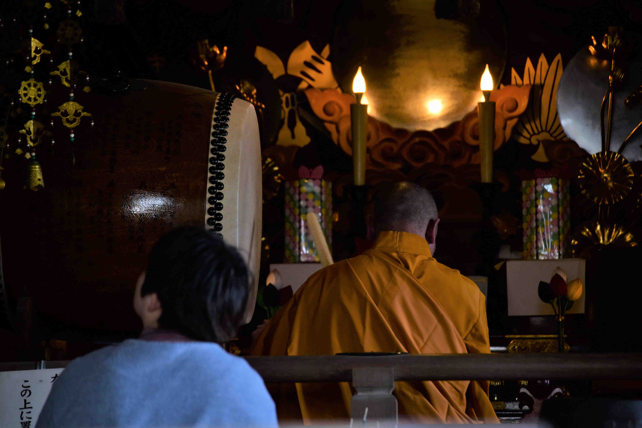 Buddhistisches Gebet mit Trommel und allem drumherum